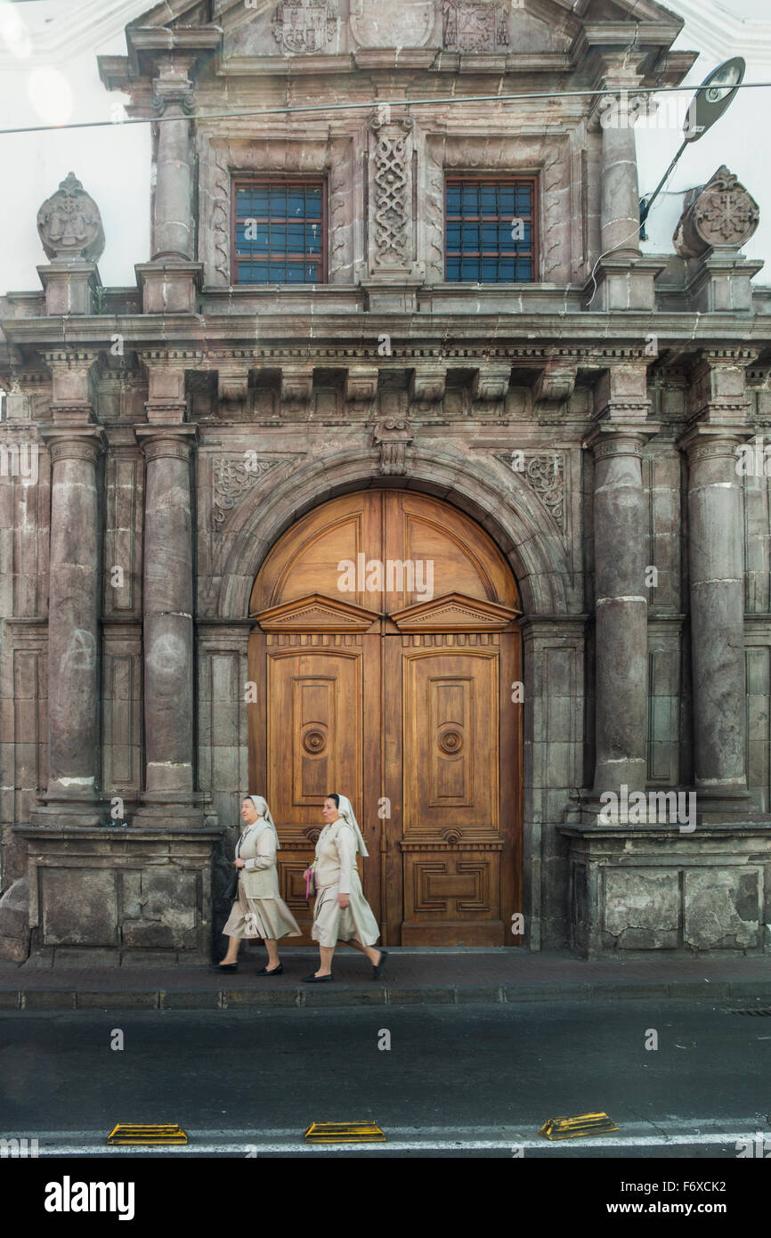 Zwei Nonnen zu Fuß vor dem Colegio Sagrados Corazones in Quito, Ecuador. Stockfoto