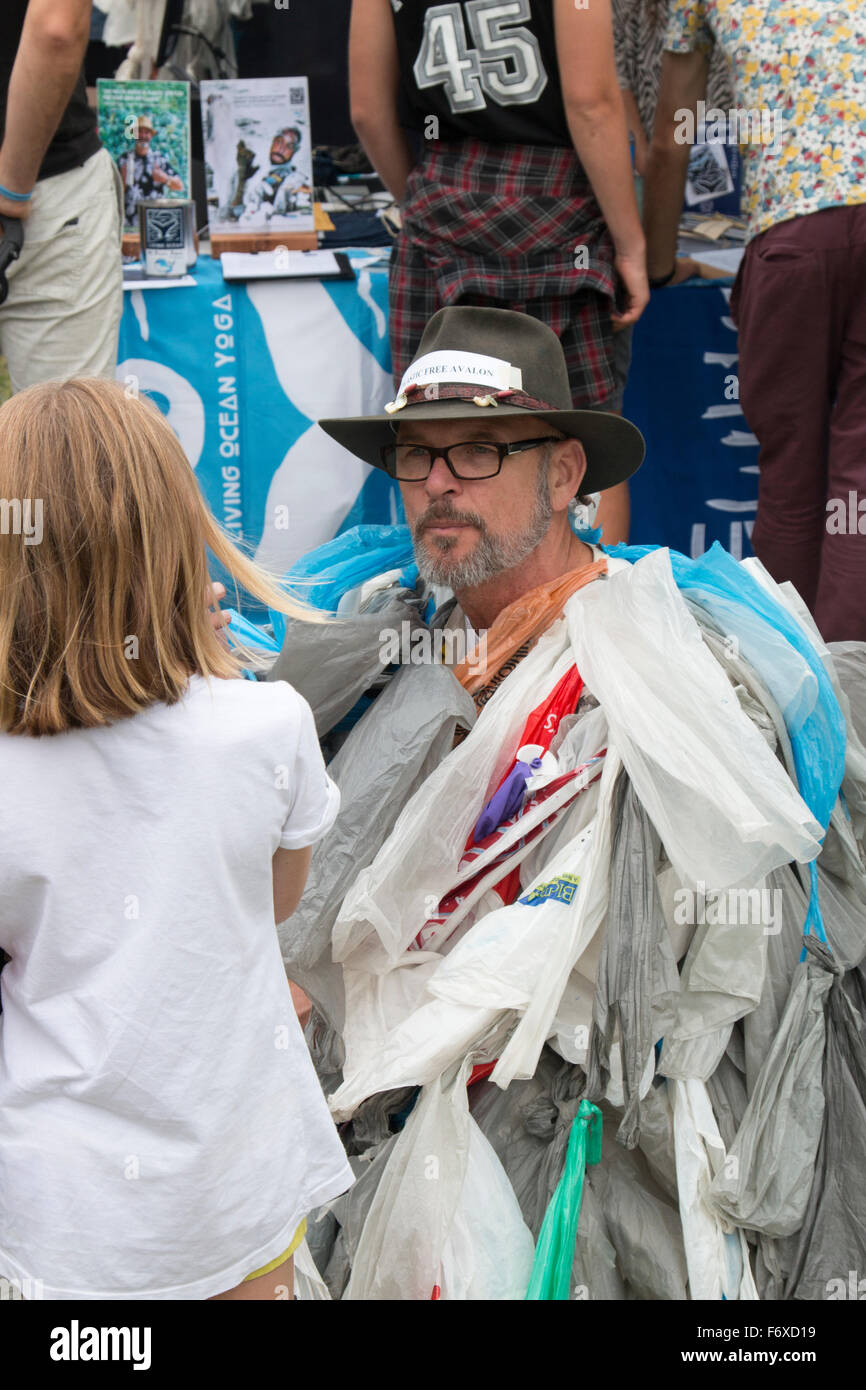 Mann, der Proteste gegen den Verkauf von Plastiktüten spricht mit einem kleinen Kind auf dem Jahrmarkt von Sydney, Australien Stockfoto