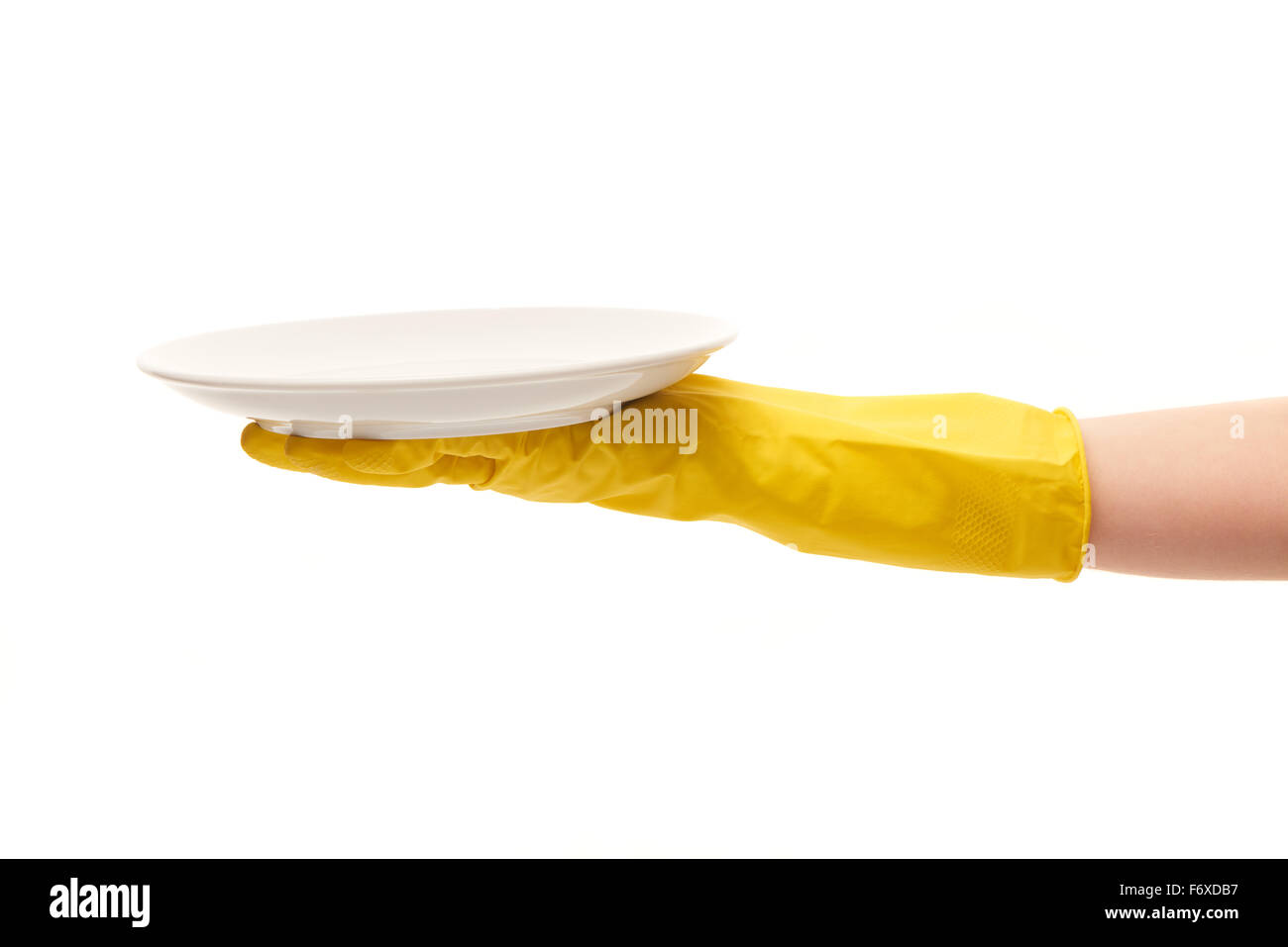 Nahaufnahme des weiblichen Hand in gelben schützende Gummihandschuh sauberen weißen Halteplatte vor weißem Hintergrund. Stockfoto