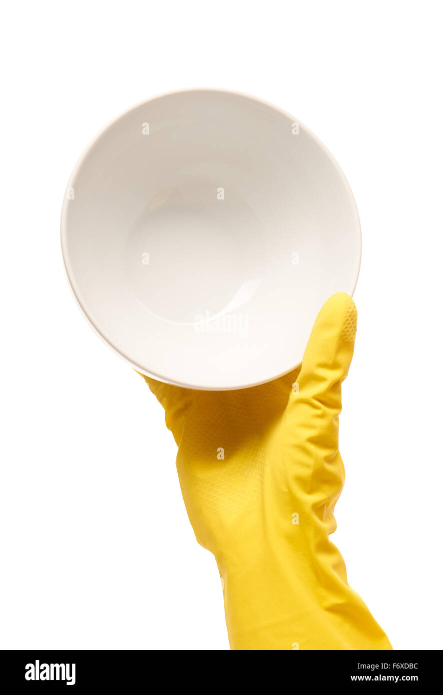 Nahaufnahme des weiblichen Hand in gelben schützende Gummihandschuh mit sauberen weißen Schüssel vor weißem Hintergrund. Stockfoto