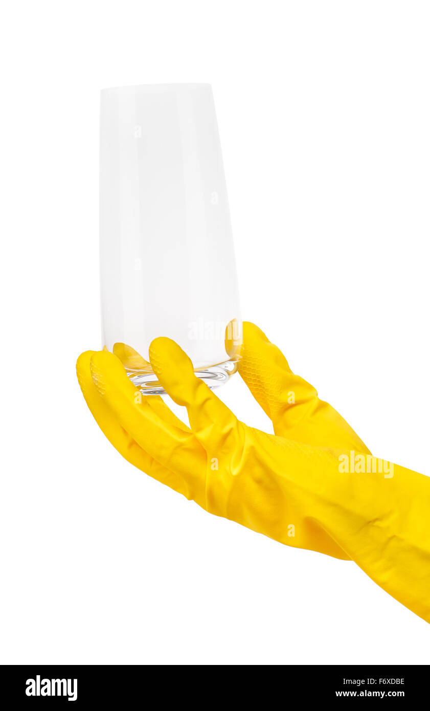 Nahaufnahme des weiblichen Hand in gelben Gummischutz Handschuh hält sauber transparent Trinkglas vor weißem Hintergrund. Stockfoto