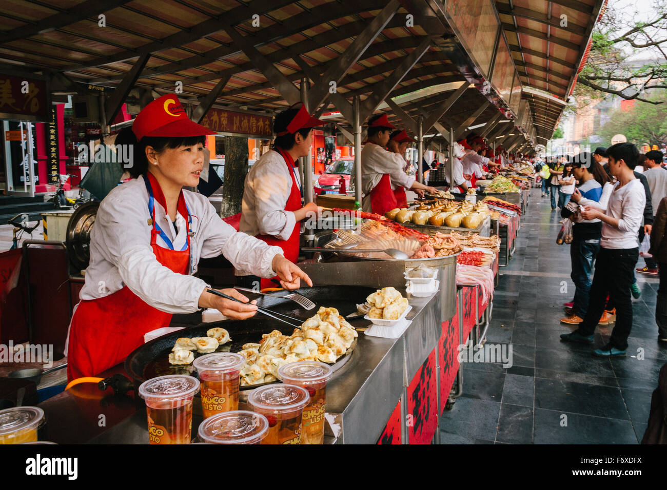 Peking - die Ansicht der Donghuamen Snack Street in der Tageszeit. Sie verkaufen viele leckere traditionelle Beijing Snacks. Stockfoto