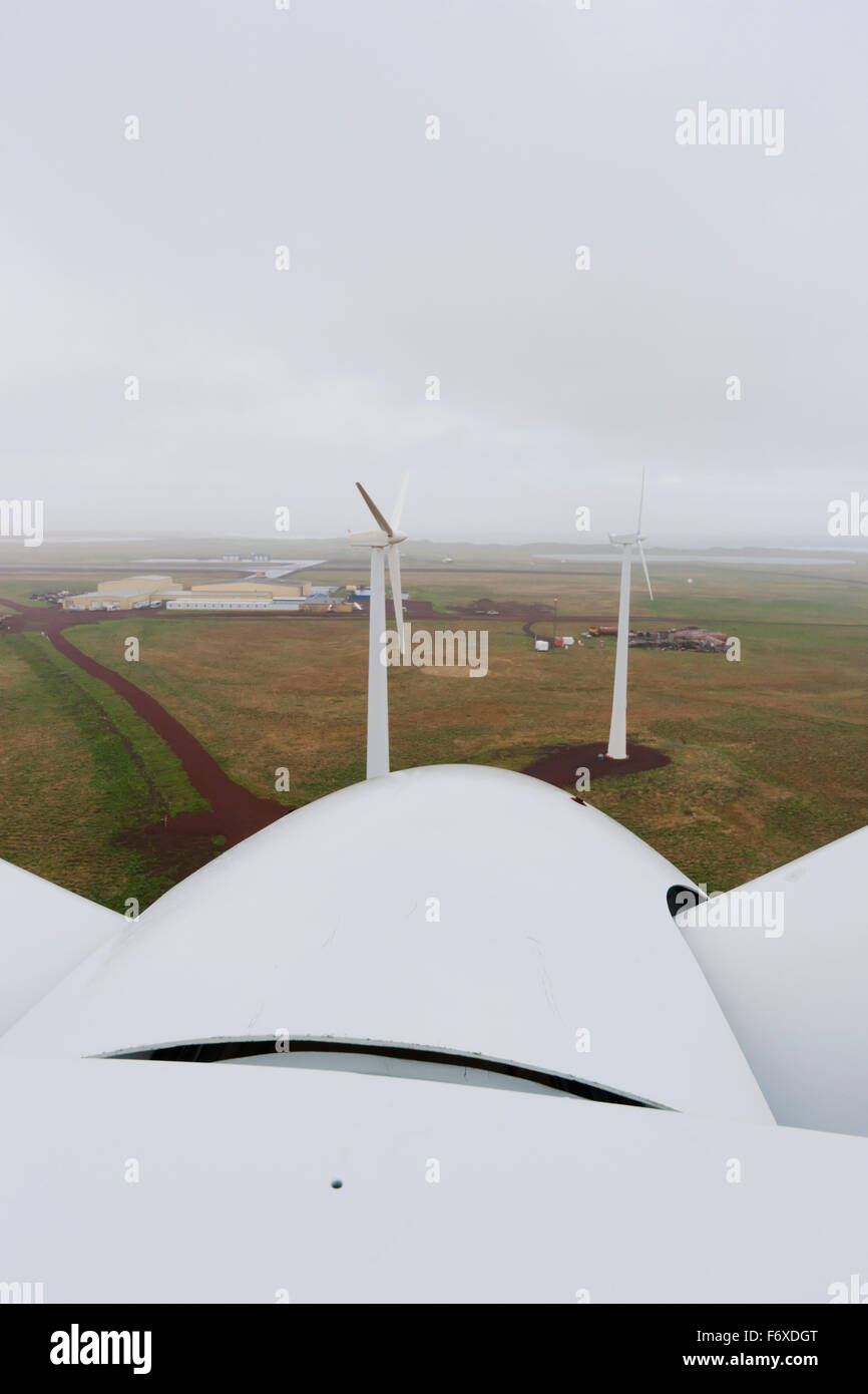 Die Rumpfspitze ein Rotor einer Windkraftanlage von oben auf die Gondel Windkraftanlage gesehen, St. Paul Island, südwestlichen Alaska, USA, Sommer Stockfoto