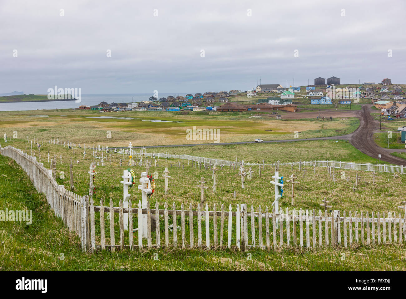 Ein verwitterter Zaun umgibt die schwere Kreuze auf dem Friedhof außerhalb St. Paul, St. Paul Island, südwestlichen Alaska, USA, Sommer Stockfoto