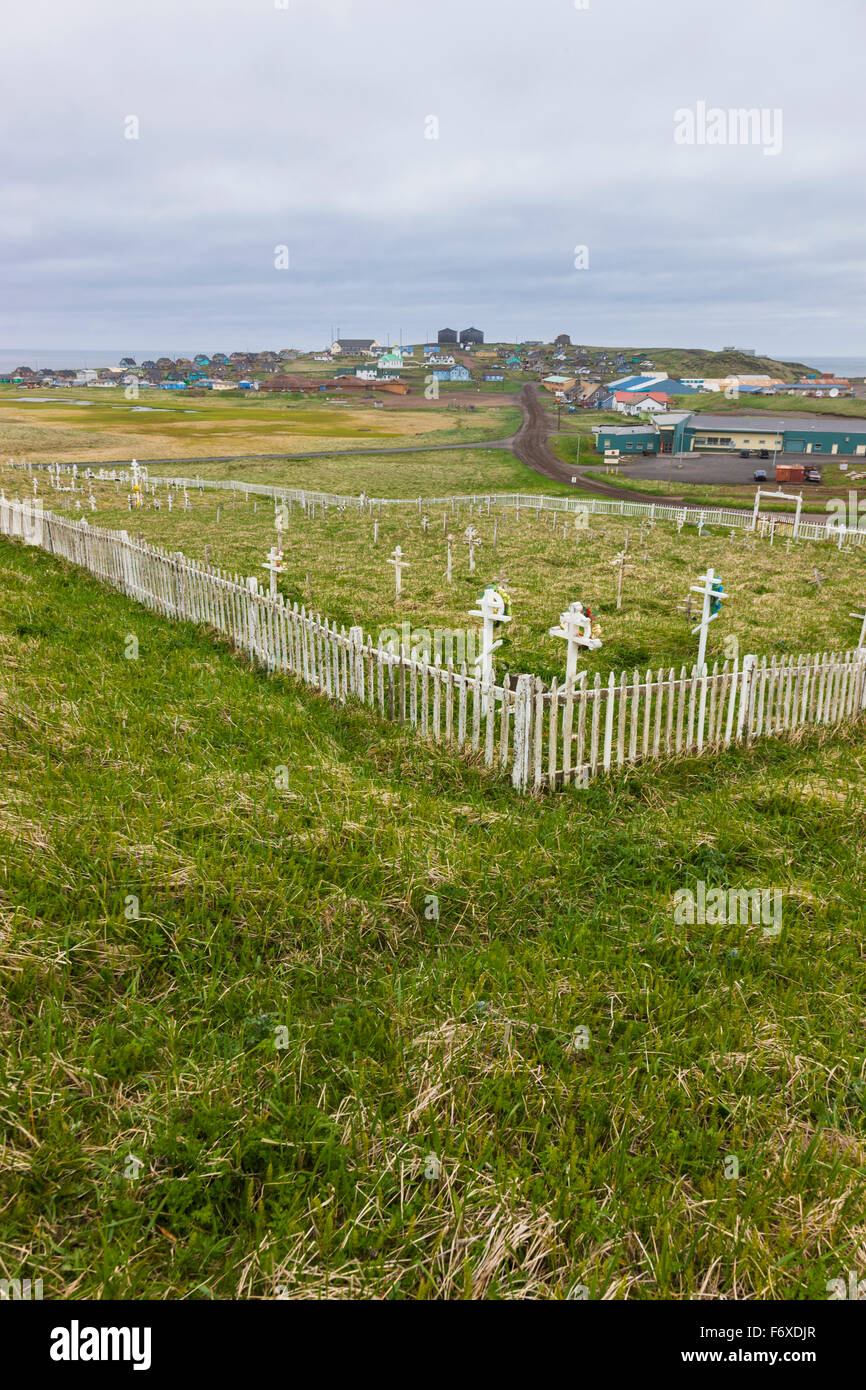 Ein verwitterter Zaun umgibt die schwere Kreuze auf dem Friedhof außerhalb St. Paul, St. Paul Island, südwestlichen Alaska, USA, Sommer Stockfoto