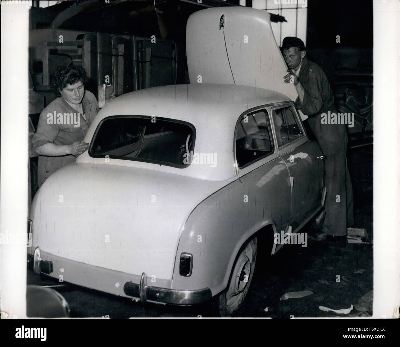 1957 - billiger als das '' Menschen Auto '', A Entstehung Baby Auto für 00 zu konkurrieren In den Märkten der Welt: mit der Bekämpfung von britischen Manufatureres um zu klein, zu verkaufen billig-und-Los-Auto auf den Exportmärkten der Norddeutsche Lloyd Auto ist roving um eine noch größere Compositor dann die berühmten Volkswagen of People Auto zuerst sein der von Hitler. Lloyd, hergestellt in Bremen, hat einen Kapazität von 400 cbm Zentimeter-Motor und verkauft für 6500 Marken im Werk. Herstellung ist durch ein Förderband-System, sondern eine hohe Vorhersage standard-Id beibehalten durch die 2000 Arbeiter beschäftigt. Die Auto-Rwaches eine Höchstgeschwindigkeit von mph und empero Stockfoto