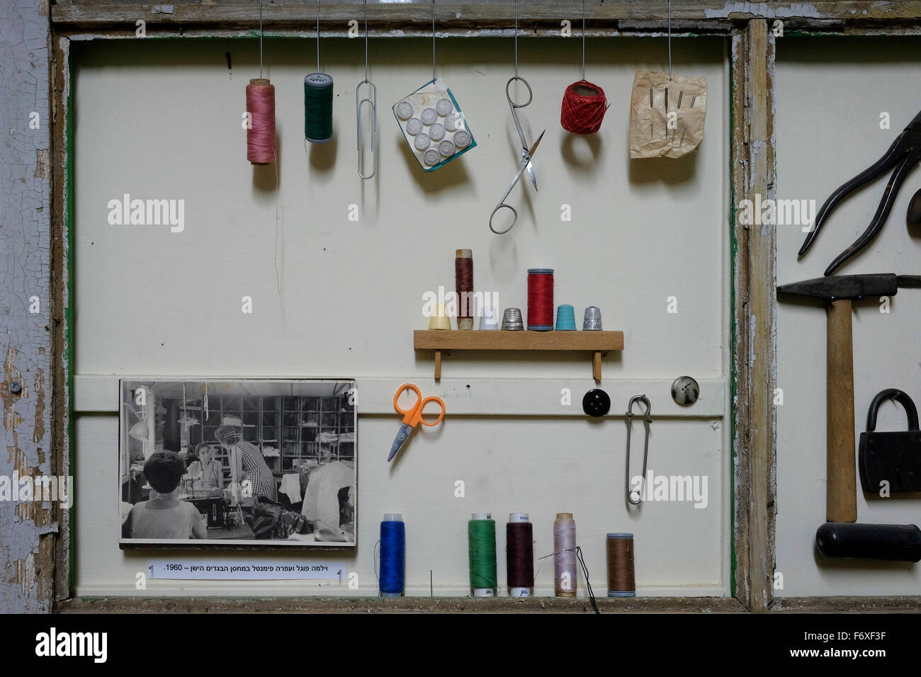 Anzeigen der alten Elemente in der grünen Hütte Museum in Kibbutz Sde Nehemia die alte Haushaltsgegenstände und nostalgische Symbole für Beginn des israelischen Sammelabrechnung Kibbuzim im oberen Galiläa Israel zeigt Stockfoto