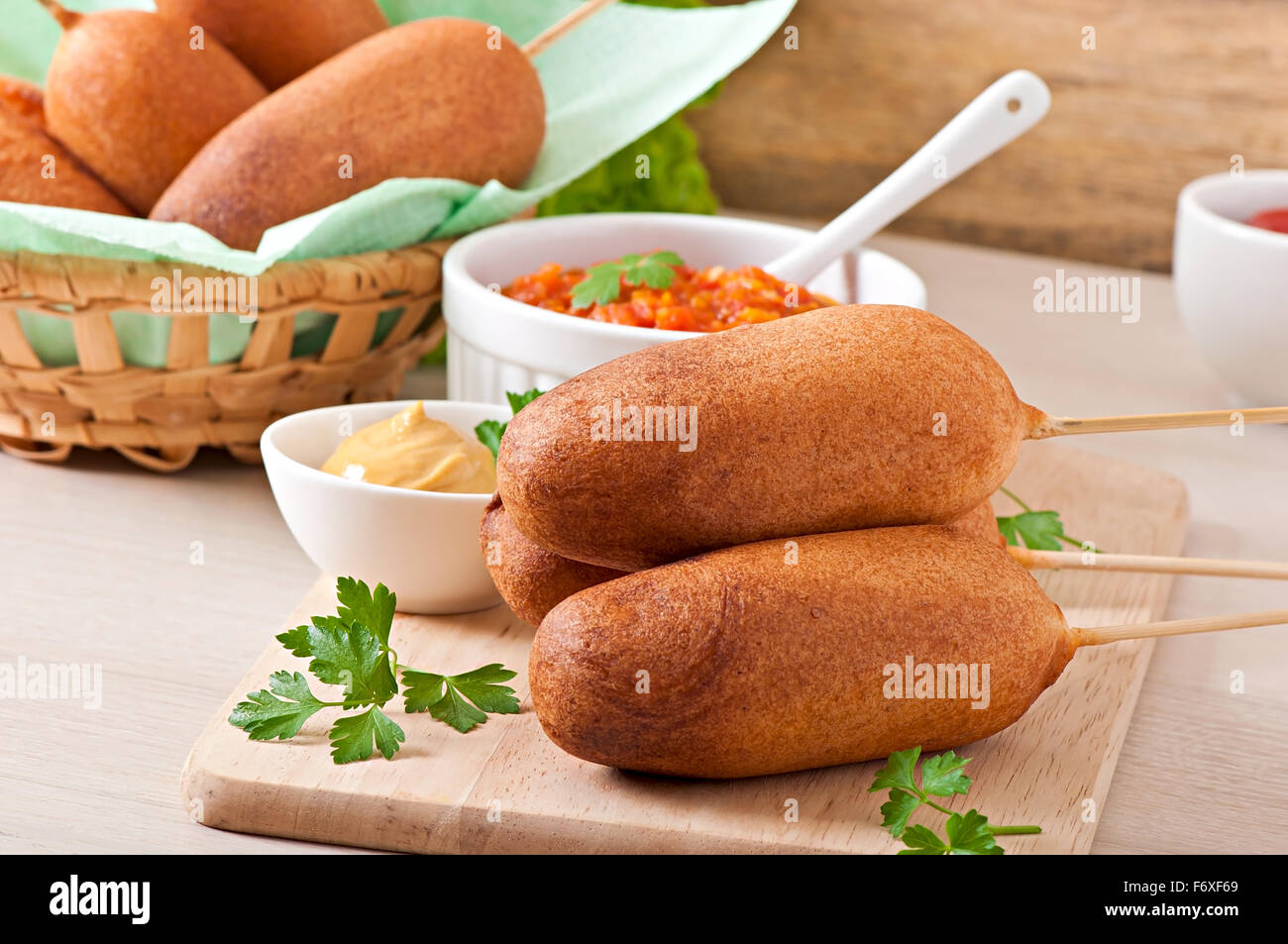 Hausgemachte Corndogs mit Saucen Stockfoto