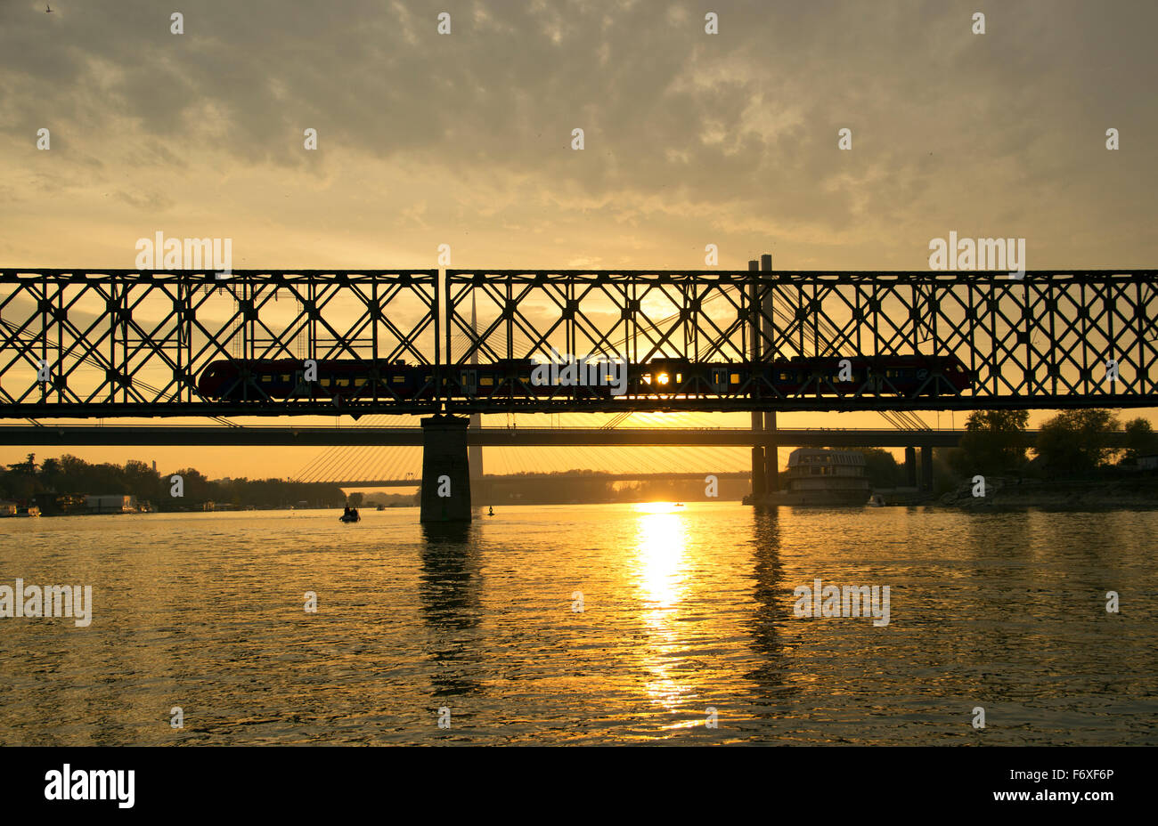Belgrad, Serbien - Zug überquert die Brücke über den Fluss Sava in der Abenddämmerung Stockfoto
