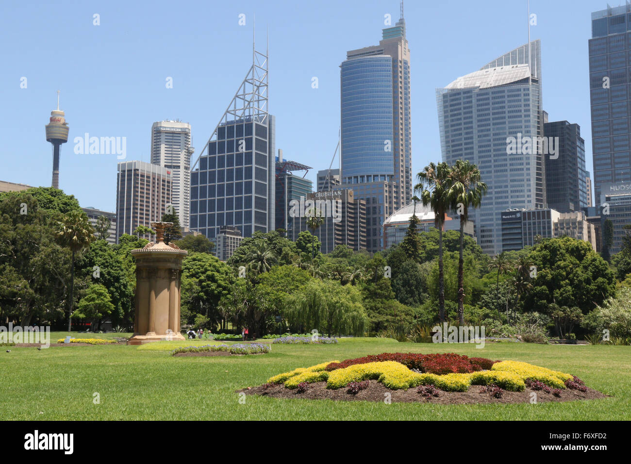 Blick in Richtung Skyline von Sydney Central Business District von den Royal Botanic Gardens an der zweiten heißesten Novembertag. Stockfoto