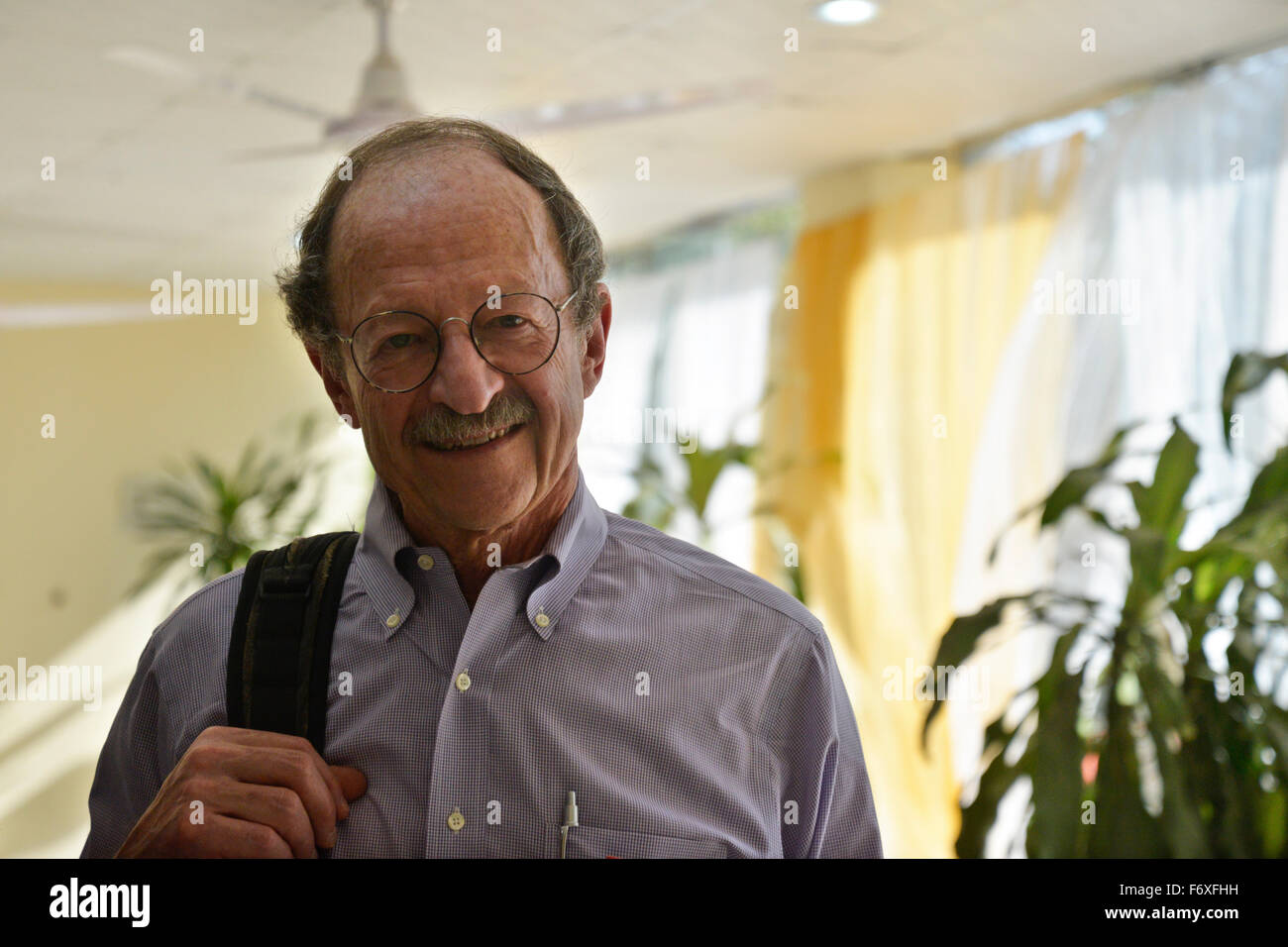 Dhaka, Bangladesch. 21. November 2015. Ein Porträt des amerikanischen Nobelpreisträger Harold Eliot Varmus in Dhaka, Bangladesh amerikanischen Nobelpreisträger Harold Eliot Varmus in Dhaka beleuchtet Fest, die herausragenden internationalen literarischen Konklave des Landes, hat an der Bangla Akademie auf dem Campus der Universität von Dhaka begonnen. Dhaka, Bangladesch. Am 20. November 2015-Credit: Mamunur Rashid/Alamy Live-Nachrichten Stockfoto