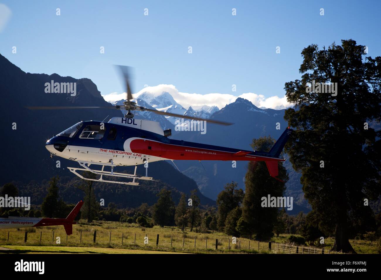 Aufnahme im Jahr 2013 eines Hubschraubers, Abfahrt um Touristen nehmen am Fox-Gletscher in Neuseeland zu wandern. Ich nahm dieses Foto vor dem Flug dort mich mit einer Gruppe von Touristen. Stockfoto