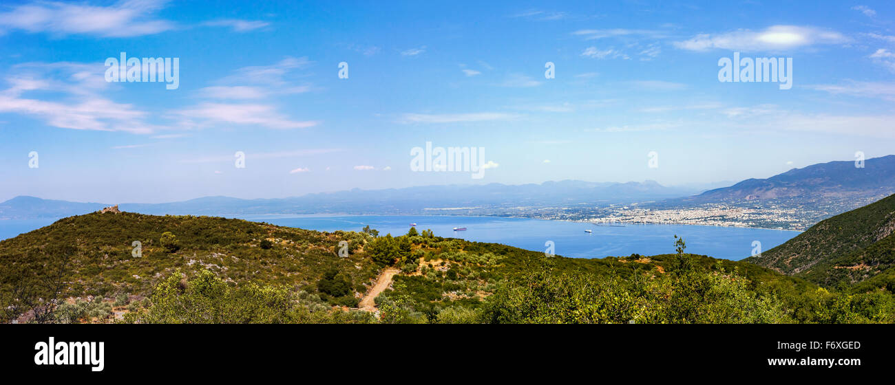 Entfernten Stadt der europäischen Stadt in Griechenland gegen einen blauen Himmel und verträumter Wolken Landschaftsfoto auf einem Hügel Stockfoto