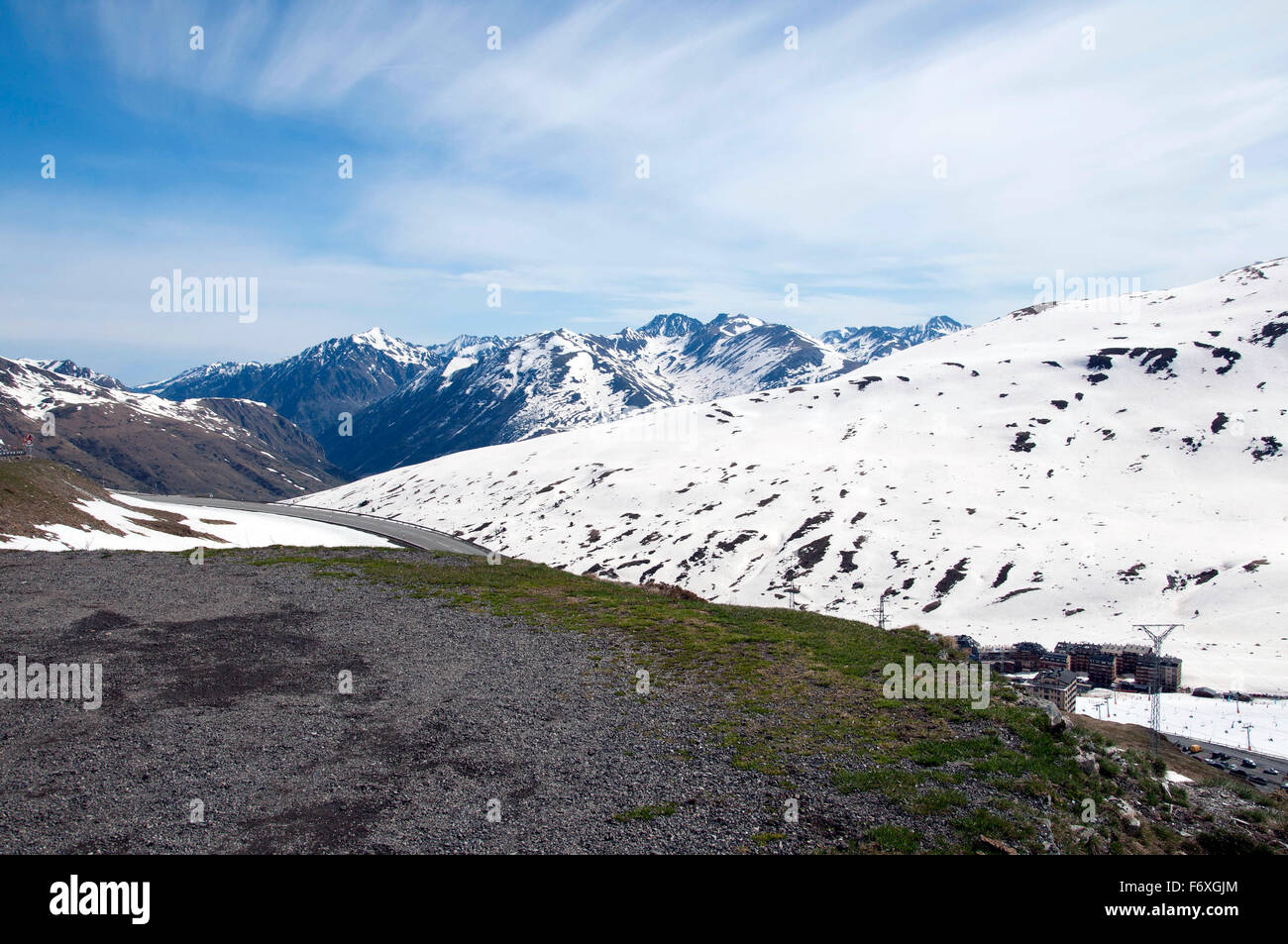 Verschneiten Berge in den Pyrenäen und Ski Pisten in Pas De La Casa in Andorra. Stockfoto