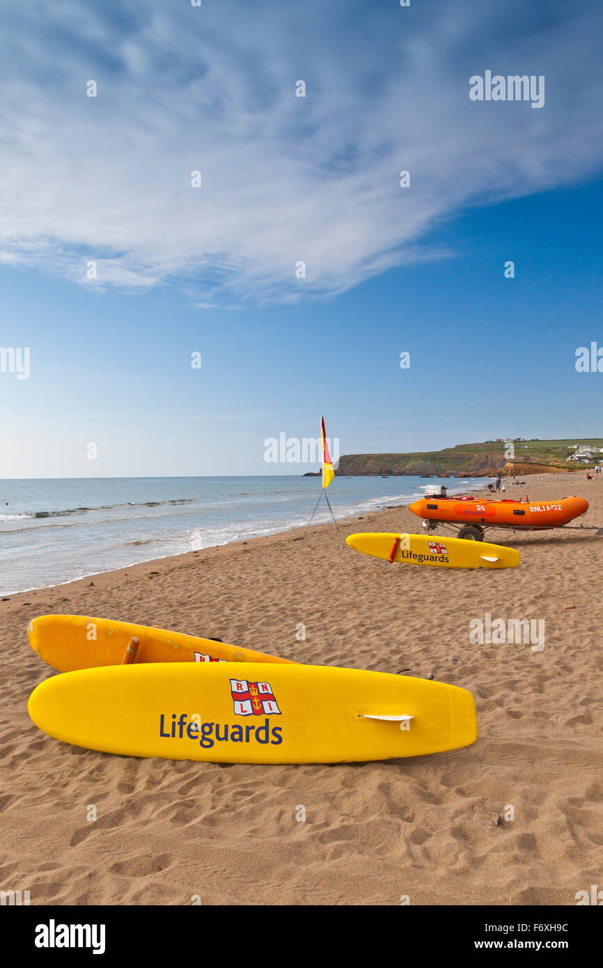 RNLI Rettungsschwimmer am Strand von Widemouth Bay dafür sorgen, dass Surfer und Schwimmer sichere, Cornwall, England, UK sind Stockfoto