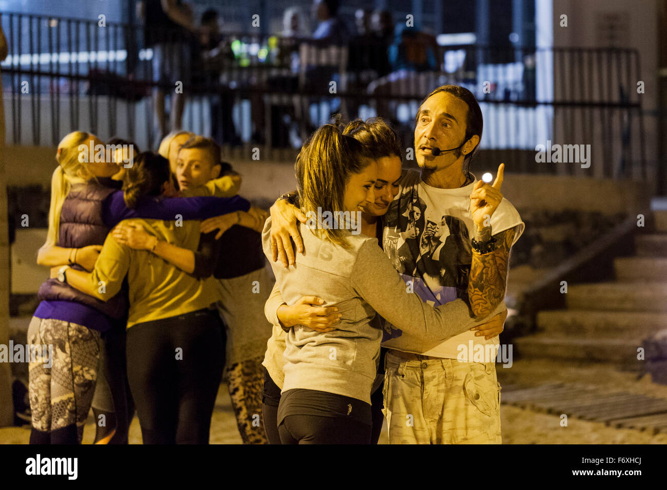 Teneriffa, Kanarische Inseln, Spanien. 20. November 2015. David Sye, Amy Winehouses Cousin und Sohn von Frankie Vaughan auf Teneriffa für eine einmalige Yoga Workshop. Mehr als fünfzig Yoga Fans begleiten Sie ihn zu dehnen und Bewegung in seiner unorthodoxen Version des Yoga mit den zusätzlichen Schauer von Schokolade und Tequila, beim Sportklub in der fünf-Sterne-Resort Costa Adeje für "The Notorious Yoga Beats Schokolade & Tequila Rave" aktivieren. Teneriffa, Kanarische Inseln, Spanien. Stockfoto