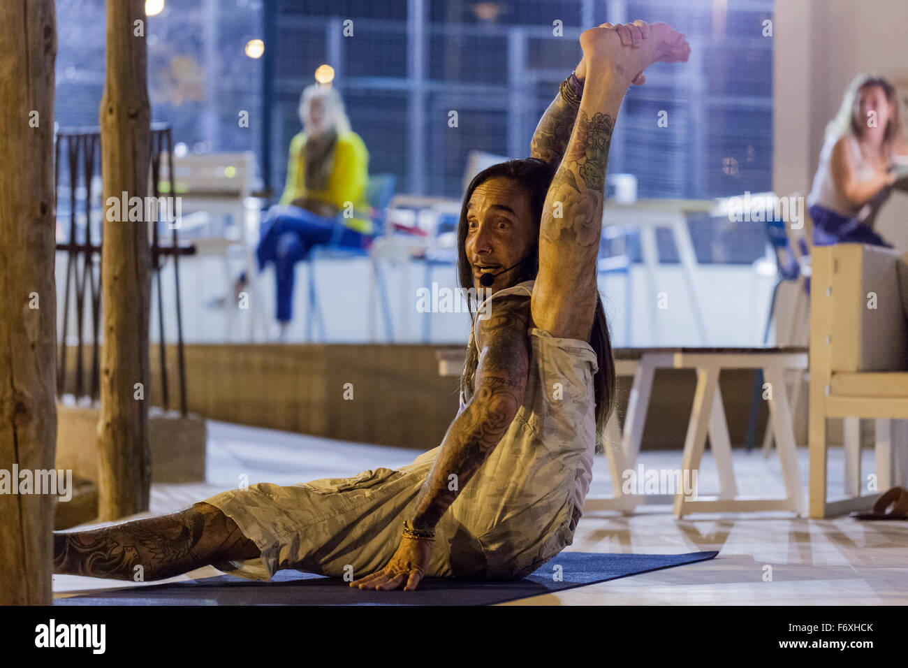 Teneriffa, Kanarische Inseln, Spanien. 20. November 2015. David Sye, Amy Winehouses Cousin und Sohn von Frankie Vaughan auf Teneriffa für eine einmalige Yoga Workshop. Mehr als fünfzig Yoga Fans begleiten Sie ihn zu dehnen und Bewegung in seiner unorthodoxen Version des Yoga mit den zusätzlichen Schauer von Schokolade und Tequila, beim Sportklub in der fünf-Sterne-Resort Costa Adeje für "The Notorious Yoga Beats Schokolade & Tequila Rave" aktivieren. Teneriffa, Kanarische Inseln, Spanien. Stockfoto