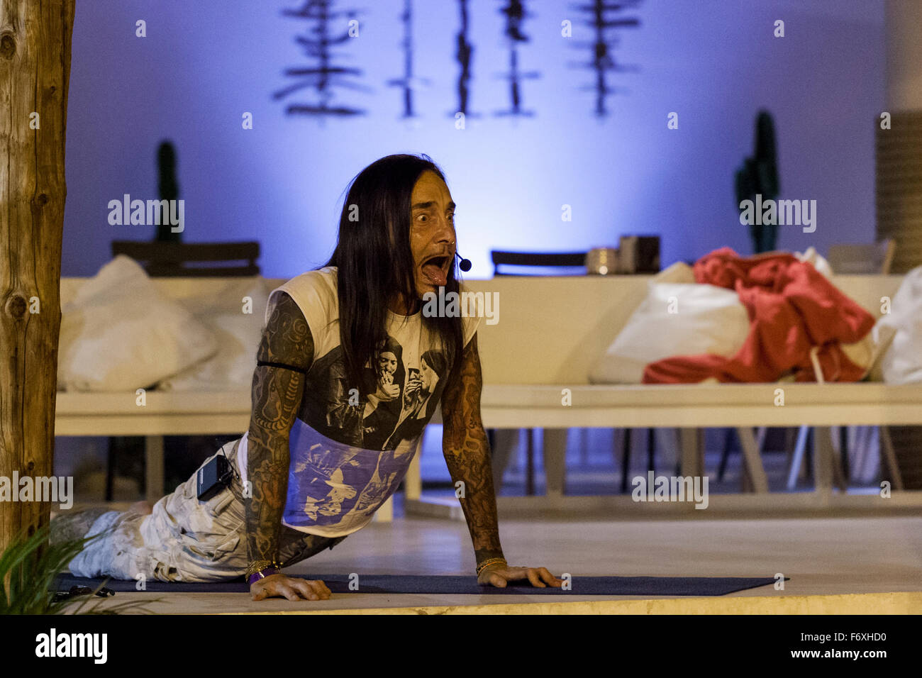 Teneriffa, Kanarische Inseln, Spanien. 20. November 2015. David Sye, Amy Winehouses Cousin und Sohn von Frankie Vaughan auf Teneriffa für eine einmalige Yoga Workshop. Mehr als fünfzig Yoga Fans begleiten Sie ihn zu dehnen und Bewegung in seiner unorthodoxen Version des Yoga mit den zusätzlichen Schauer von Schokolade und Tequila, beim Sportklub in der fünf-Sterne-Resort Costa Adeje für "The Notorious Yoga Beats Schokolade & Tequila Rave" aktivieren. Teneriffa, Kanarische Inseln, Spanien. Stockfoto