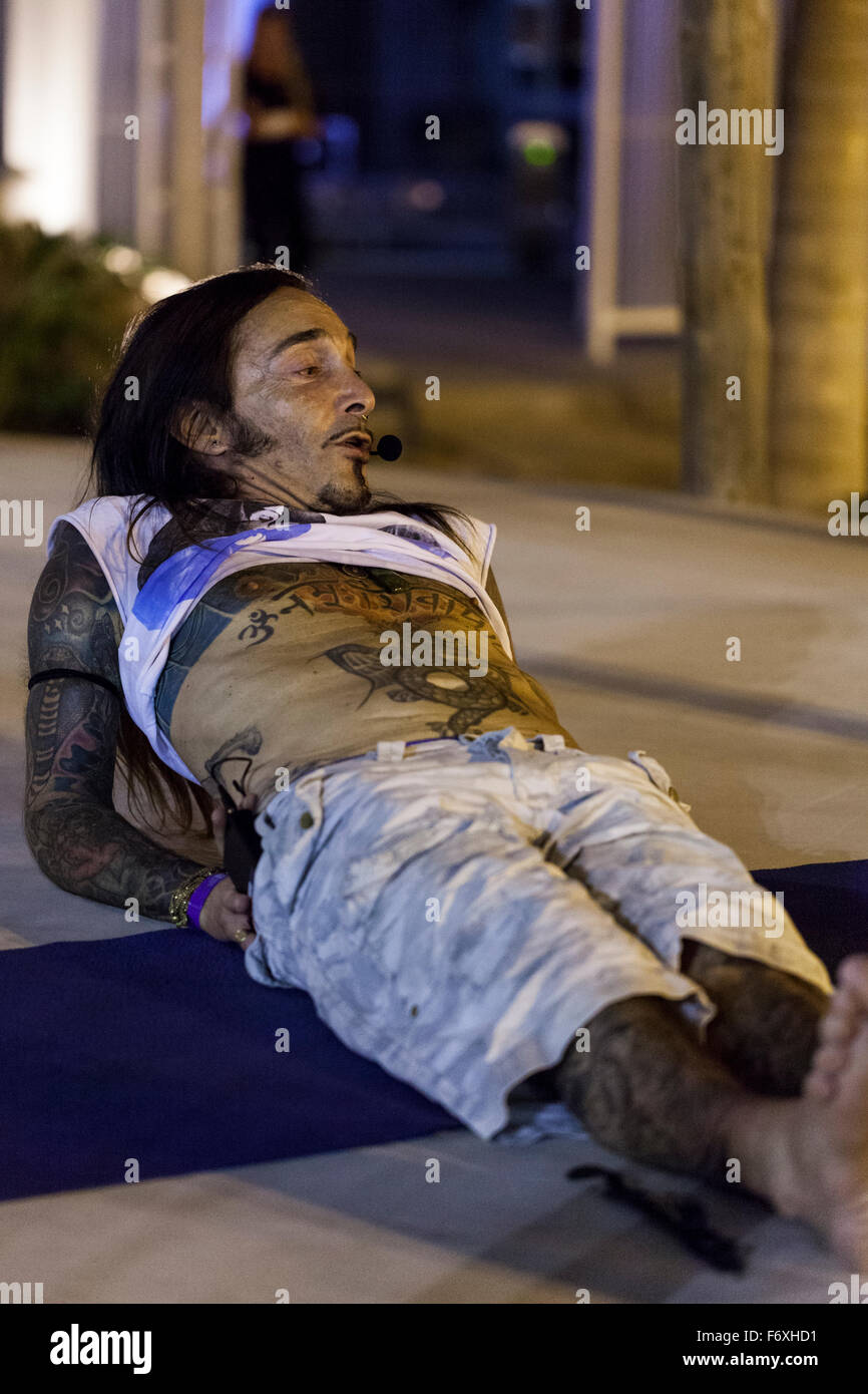 Teneriffa, Kanarische Inseln, Spanien. 20. November 2015. David Sye, Amy Winehouses Cousin und Sohn von Frankie Vaughan auf Teneriffa für eine einmalige Yoga Workshop. Mehr als fünfzig Yoga Fans begleiten Sie ihn zu dehnen und Bewegung in seiner unorthodoxen Version des Yoga mit den zusätzlichen Schauer von Schokolade und Tequila, beim Sportklub in der fünf-Sterne-Resort Costa Adeje für "The Notorious Yoga Beats Schokolade & Tequila Rave" aktivieren. Teneriffa, Kanarische Inseln, Spanien. Stockfoto