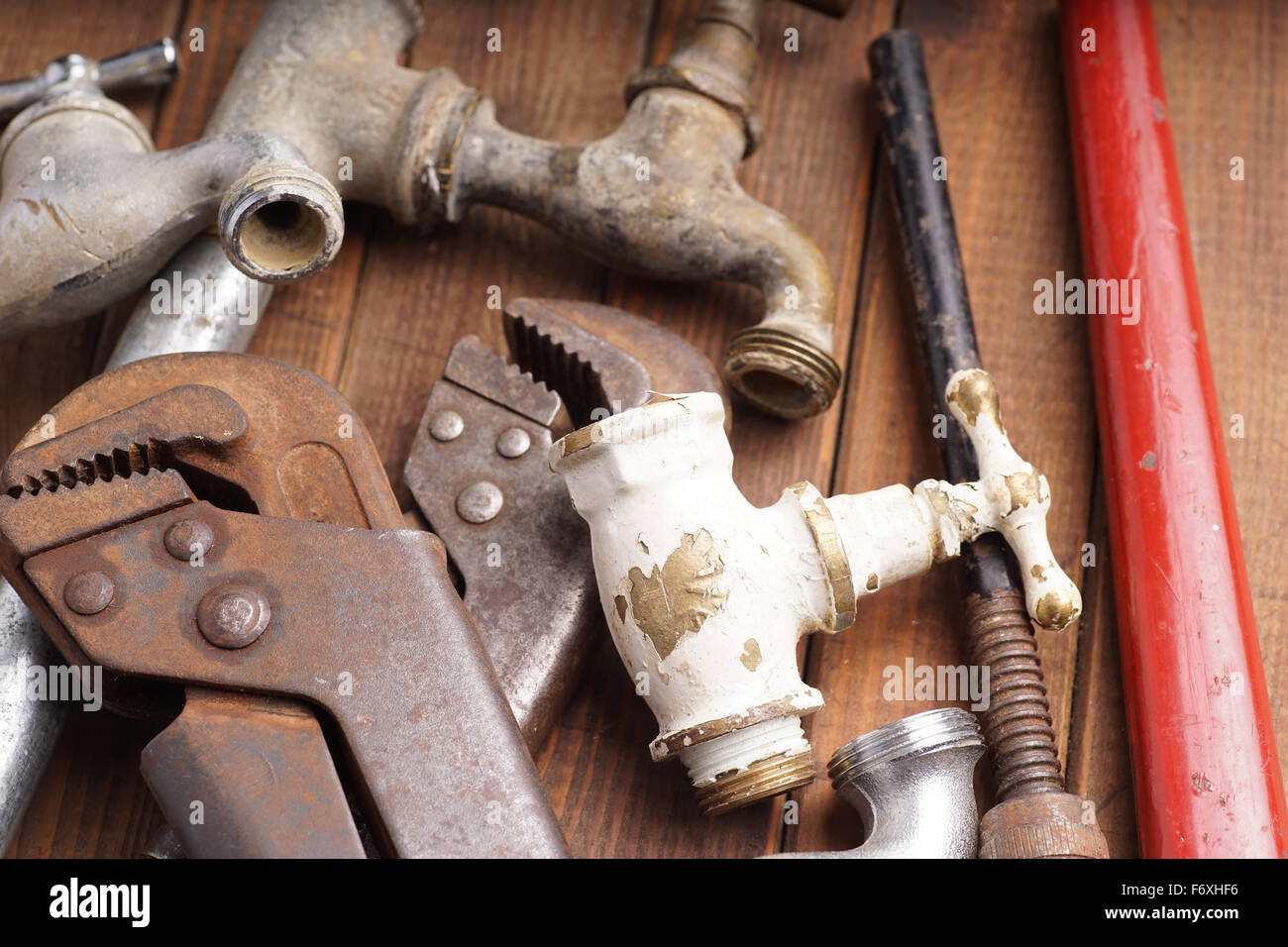 Sanitär-Werkzeuge liegen alte Rohre und Armaturen Stockfoto