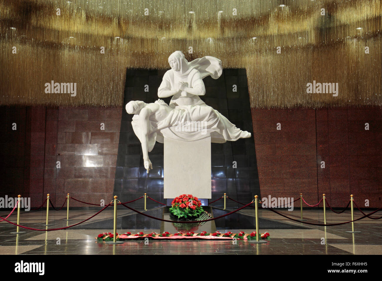 Die schöne Halle der Erinnerung und Trauer im Inneren des Museums des großen Vaterländischen Krieges, Park Pobedy, Moskau Russland. Stockfoto