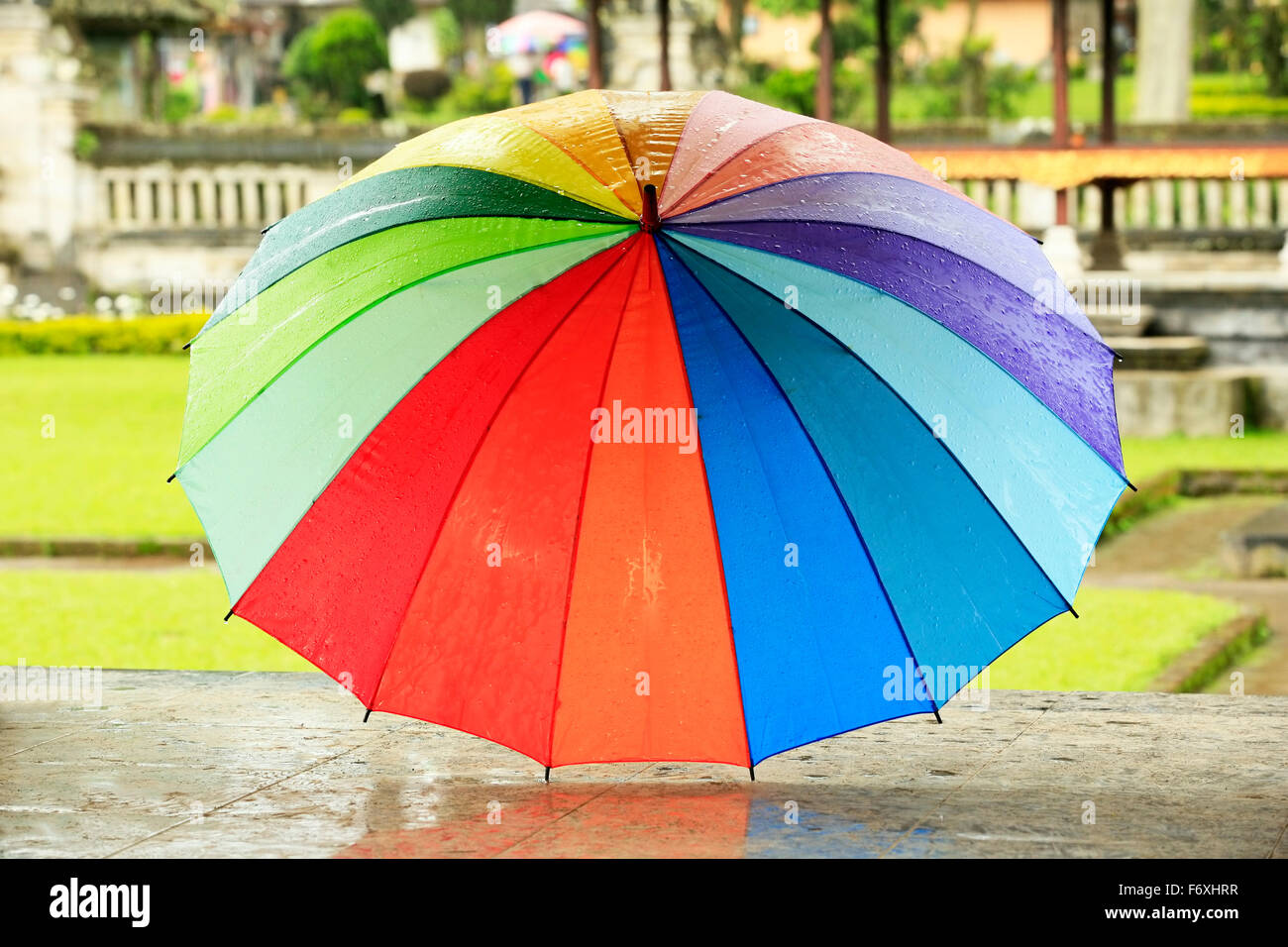 Offenen nassen Regenschirm auf der Straße Stockfoto