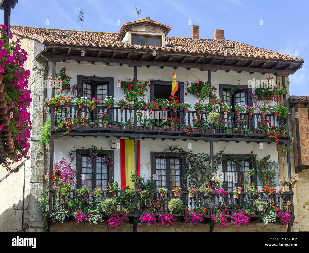 Blume überdachten Balkon auf dem Hauptplatz von Santillana del Mar, Kantabrien, Spanien Stockfoto