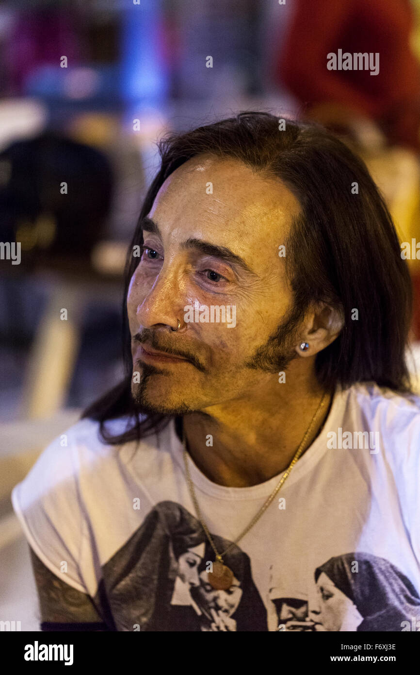 Teneriffa, Kanarische Inseln, Spanien. 20. November 2015. David Sye, Amy Winehouses Cousin und Sohn von Frankie Vaughan auf Teneriffa für eine einmalige Yoga Workshop. Mehr als fünfzig Yoga Fans begleiten Sie ihn zu dehnen und Bewegung in seiner unorthodoxen Version des Yoga mit den zusätzlichen Schauer von Schokolade und Tequila, beim Sportklub in der fünf-Sterne-Resort Costa Adeje für "The Notorious Yoga Beats Schokolade & Tequila Rave" aktivieren. Teneriffa, Kanarische Inseln, Spanien. Stockfoto