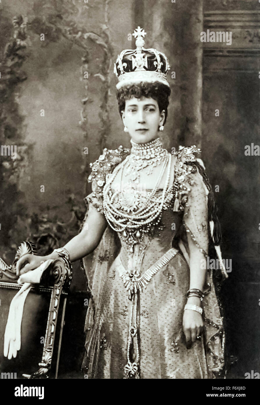 Ihre Majestät Königin Alexandra (1844-1925) (aka Alexandra von Dänemark) Queen Consort des Vereinigten Königreichs von Großbritannien und Irland sowie Kaiserin Consort von Indien als die Frau von König-Kaiser Edward VII. Fotografiert den Berg des Lichts oder Koh-i-Noor Diamant neu eingestellt in ihrer Krönung Krone am 9. August 1902. Stockfoto