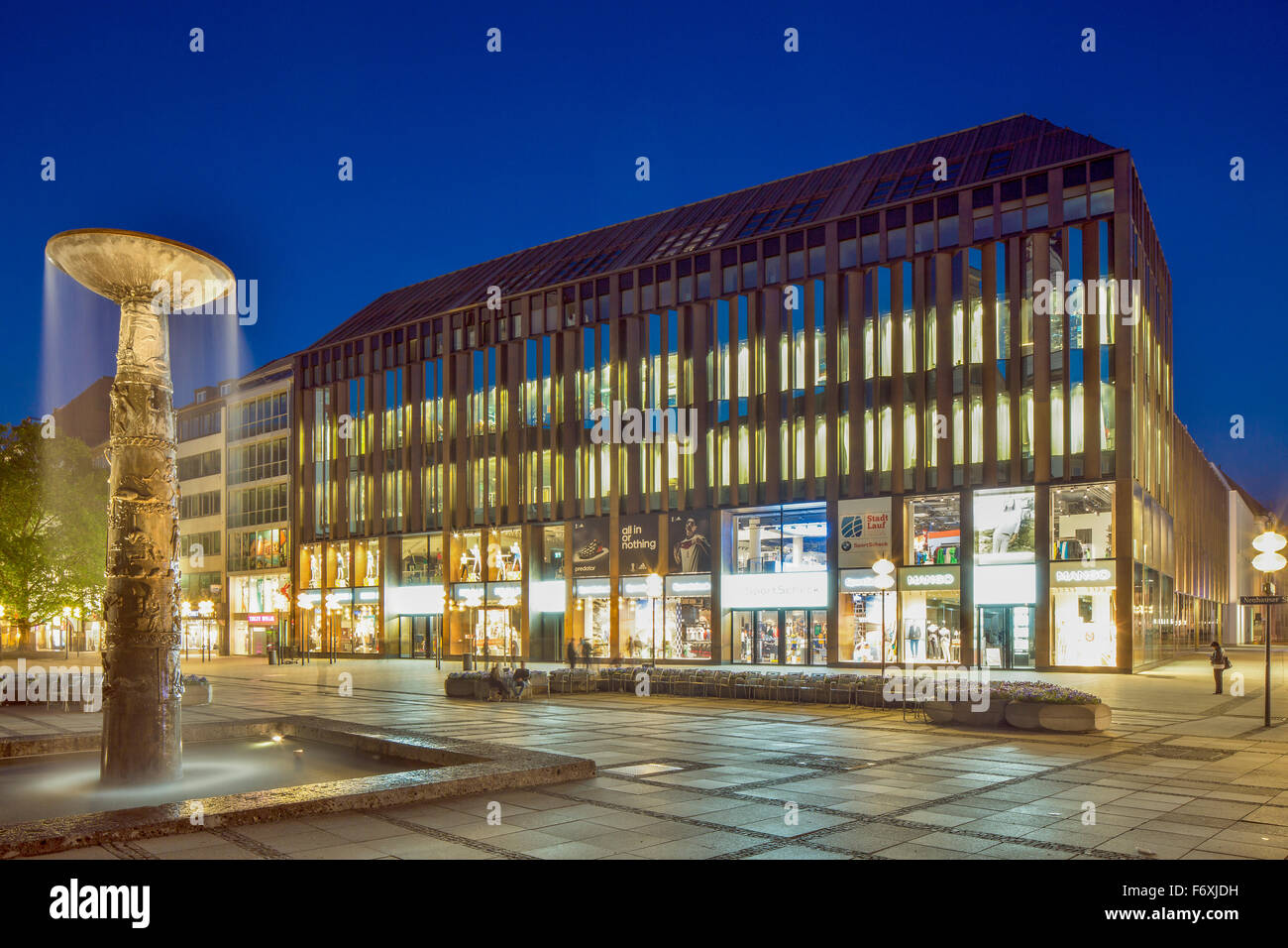 Kommerzielle Gebäude am Abend Fußgängerzone Neuhauser Straße Road, Joseph-Pschorr-Haus, München, Bayern, Oberbayern Stockfoto