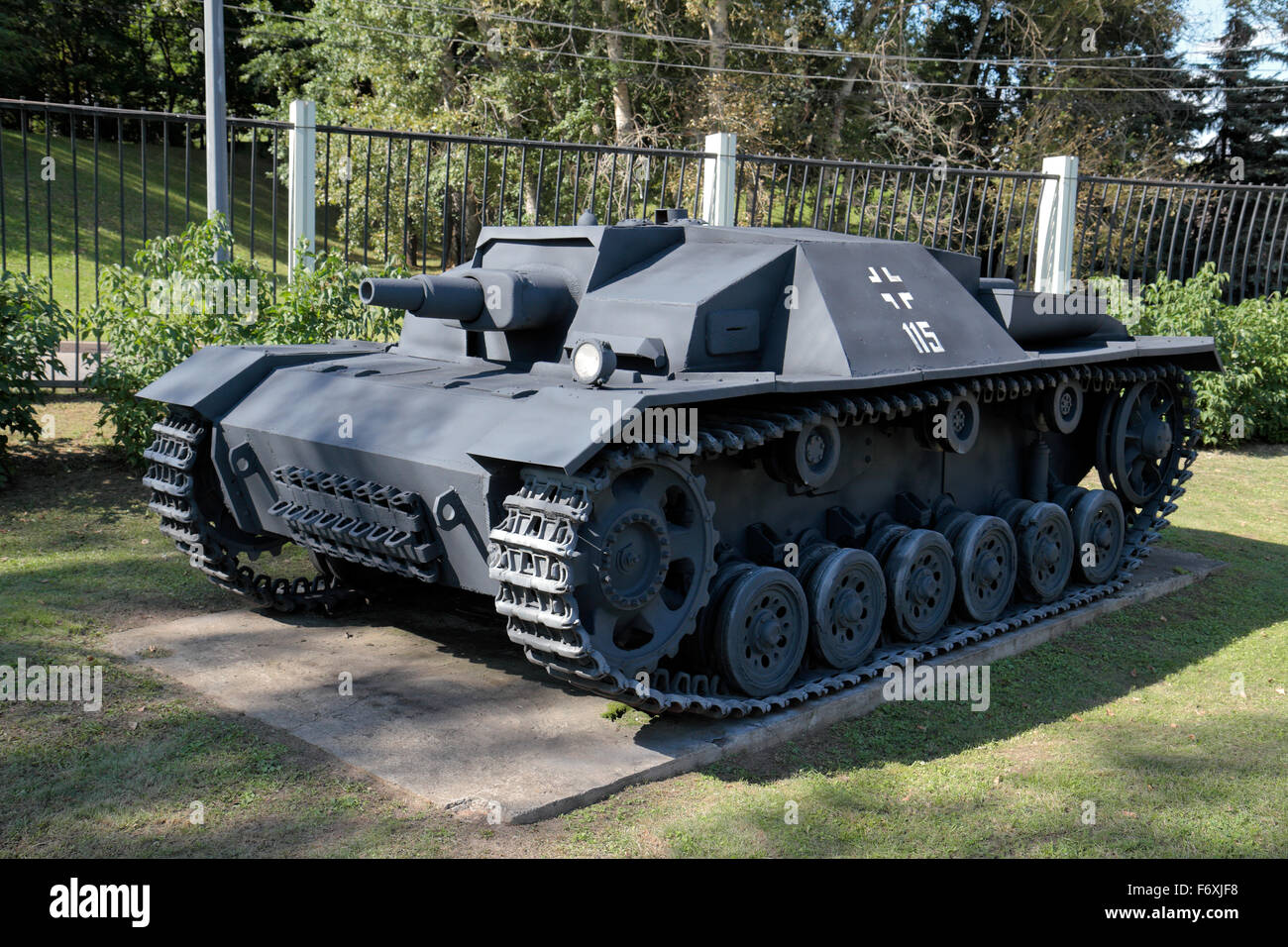 Ein Deutsch-Sturmgeschutz III (StuG III Ausf.D Sturmgeschütz in der Exposition der militärischen Ausrüstung im Park Pobedy, Moskau, Russland. Stockfoto
