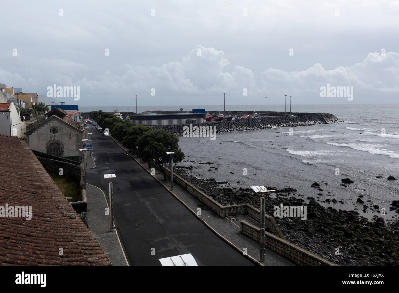 Blick auf den Hafen in die Stadt Vila Franca do Campo auf der Insel Sao Miguel, Azoren Stockfoto