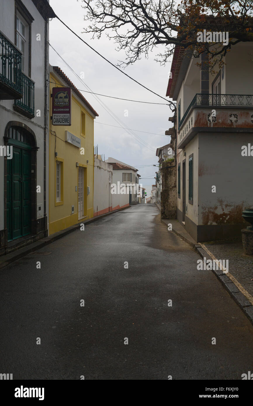 Straße in der Stadt von Vila Franca do Campo auf der Insel São Miguel, Azoren Stockfoto