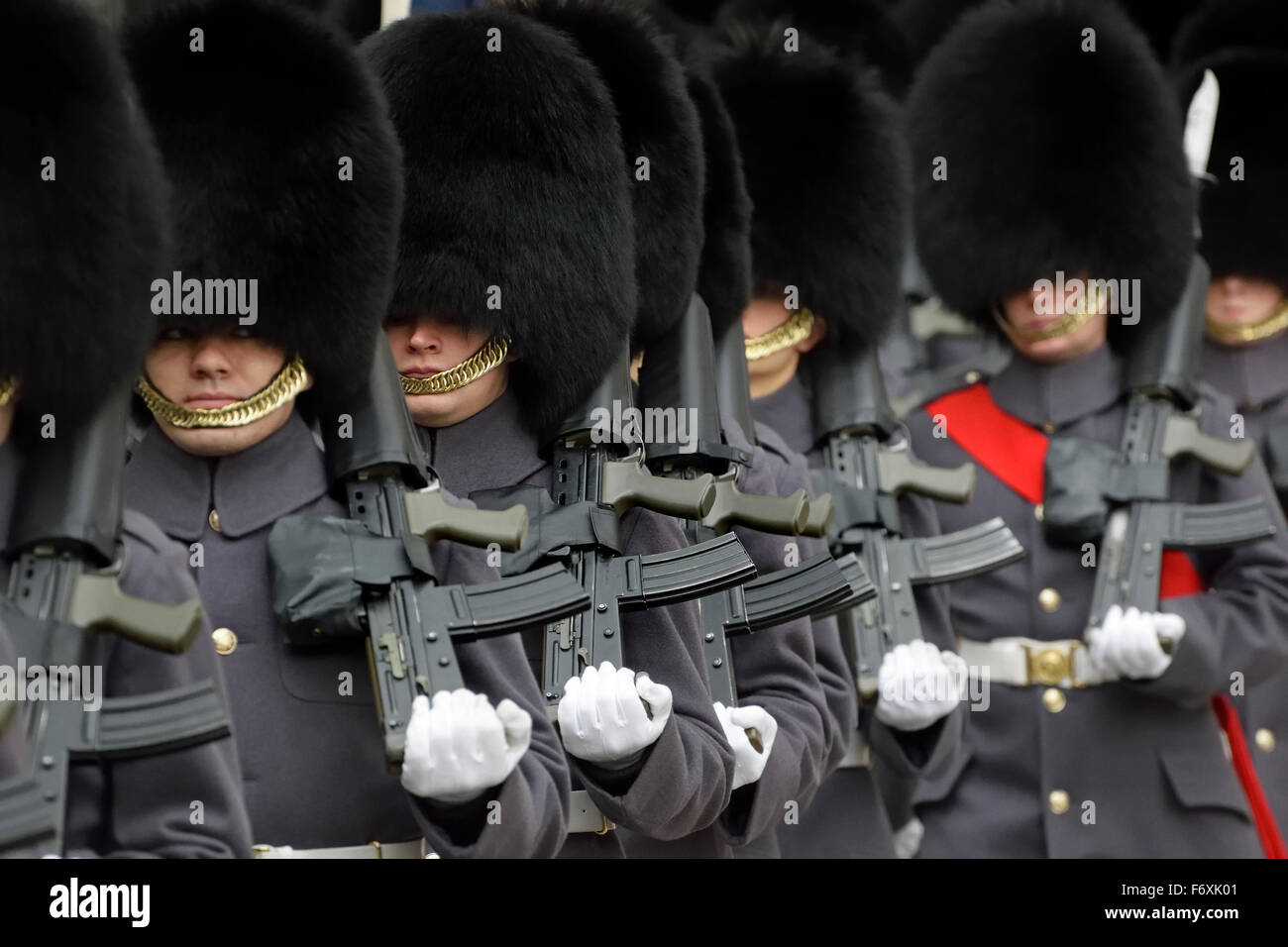 London, England, Vereinigtes Königreich. F Company, der Scots Guards, Whitehall verlassen, nach der Umformung einer Ehrenwache für die Indian PM, 2015 Stockfoto