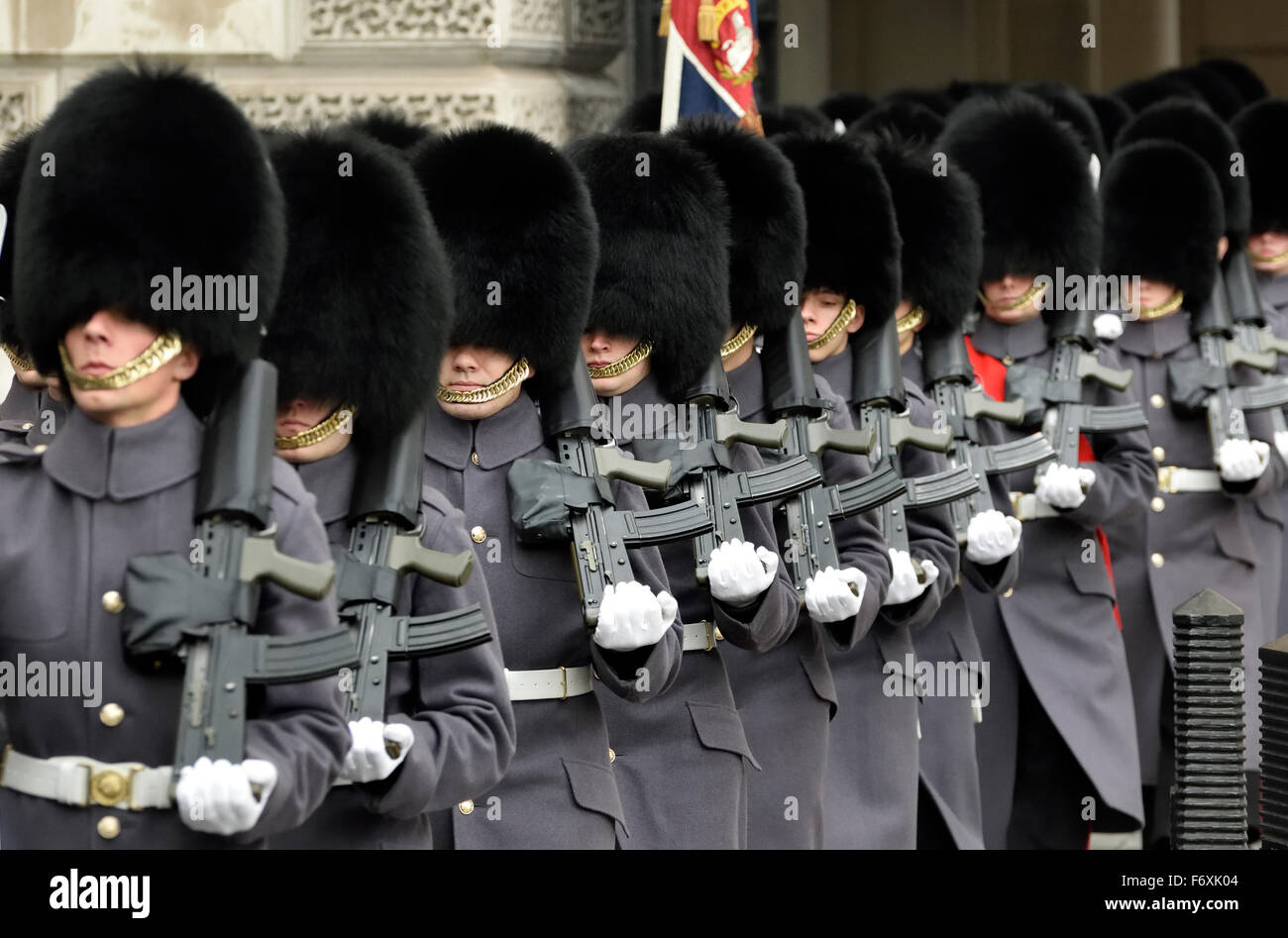 London, England, Vereinigtes Königreich. F Company, der Scots Guards, Whitehall verlassen, nach der Umformung einer Ehrenwache für die Indian PM, 2015 Stockfoto