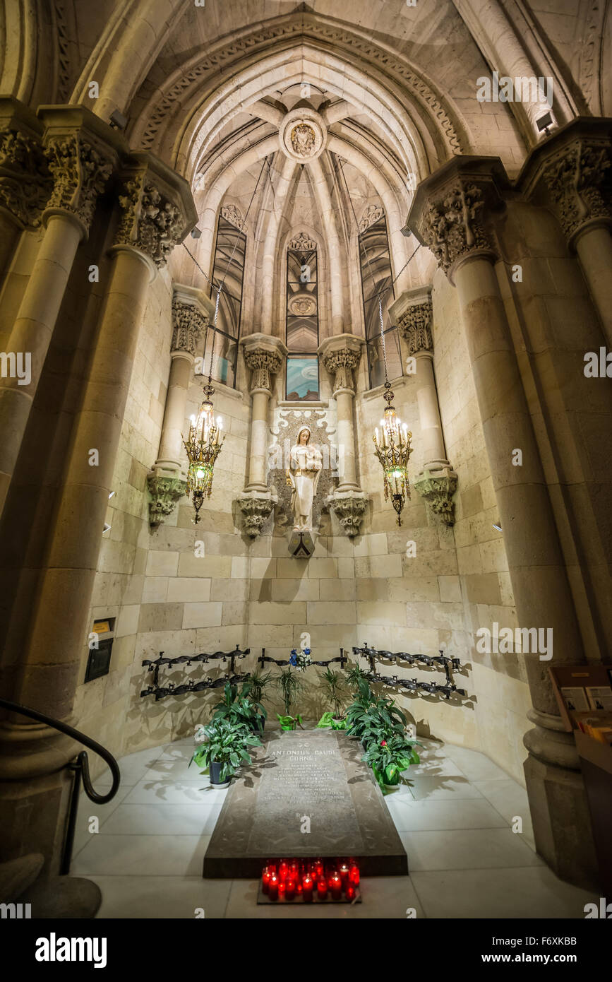 Antoni Gaudi-Grab in der Basilika und Expiatory Kirche der Heiligen Familie entwickelt, bekannt als Sagrada Familia in Barcelona, Spanien Stockfoto