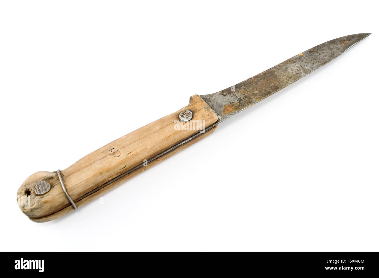Alte rostige Messer mit Holzgriff, isoliert auf weiss Stockfotografie -  Alamy
