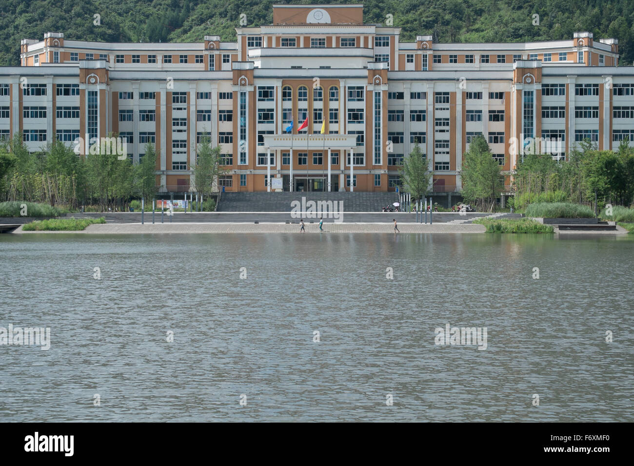 Eine Frontansicht des Hauptgebäudes des Lehrer-Kollegiums in Liupanshui. Es liegt am Ufer des neuen Wetland Parks. Stockfoto