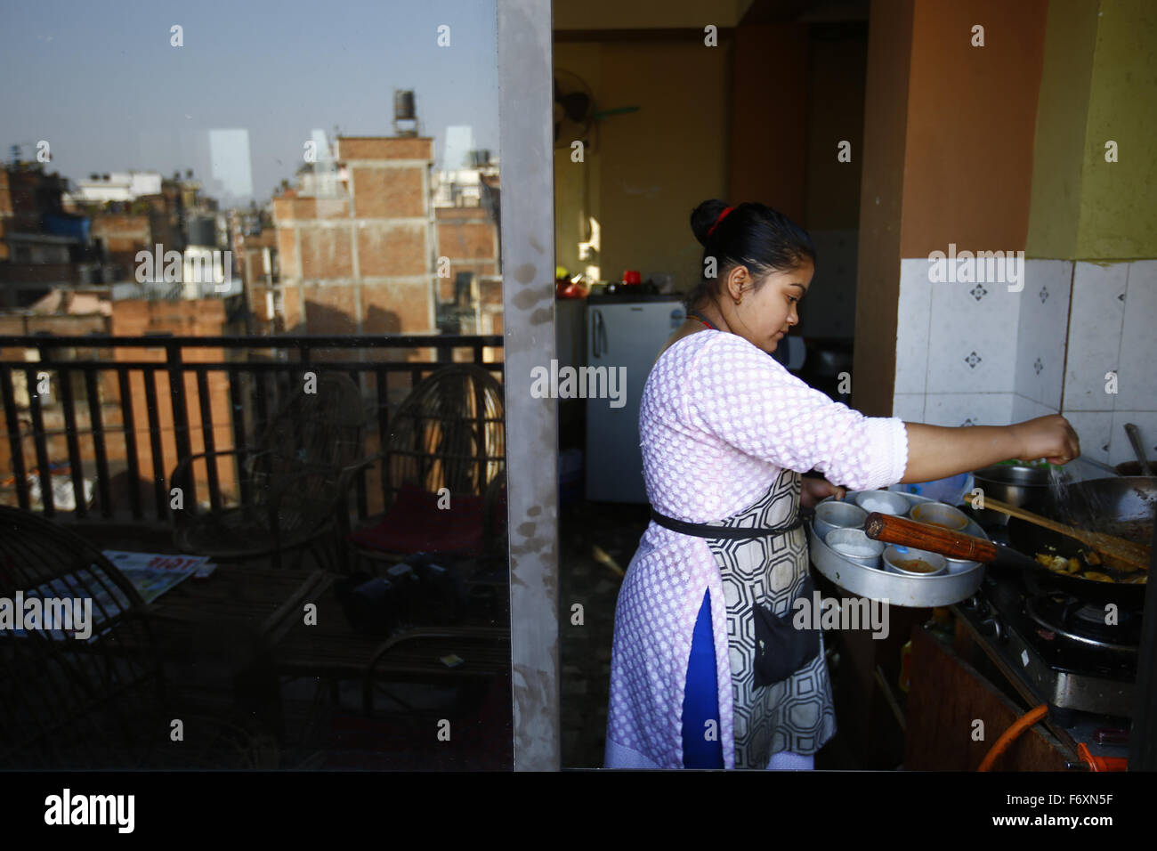 Kathmandu, Nepal. 21. November 2015. Eine nepalesische Frau Kochen mit traditionellen Methoden in Jhochhen, Kathmandu, Nepal am 21. November 2015. Die Bewohner sind verzweifelt nach Kochen Gasflaschen aufgrund der anhaltenden Blockade an Nepal-Indien-Grenze für die letzten 100 Tage. Menschen, die nach dem Start kaufen Gasflaschen illegal durch die Ausgaben 3 Mal mehr aufgrund der Verknappung und der Mangel an Versorgung. Foto/Skanda Gautam © Skanda Gautam/ZUMA Draht/Alamy Live-Nachrichten Stockfoto