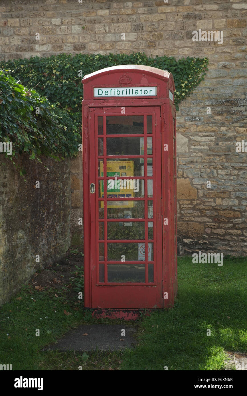 Defibrillator rote Telefonzelle, Lower Slaughter, Cotswolds, England Stockfoto