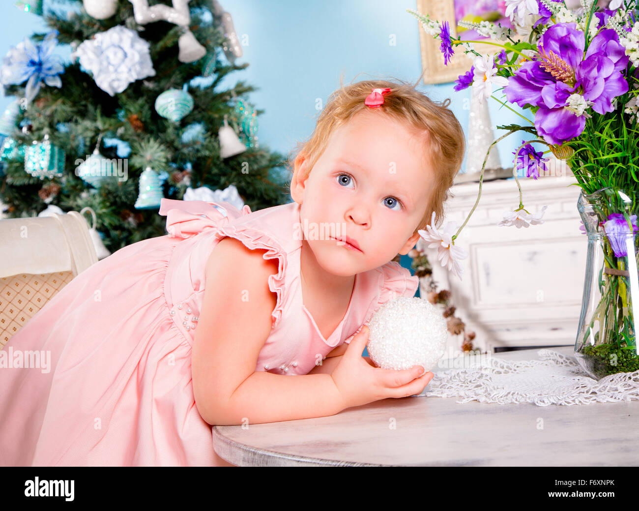 Mädchen schmücken den Weihnachtsbaum Stockfoto