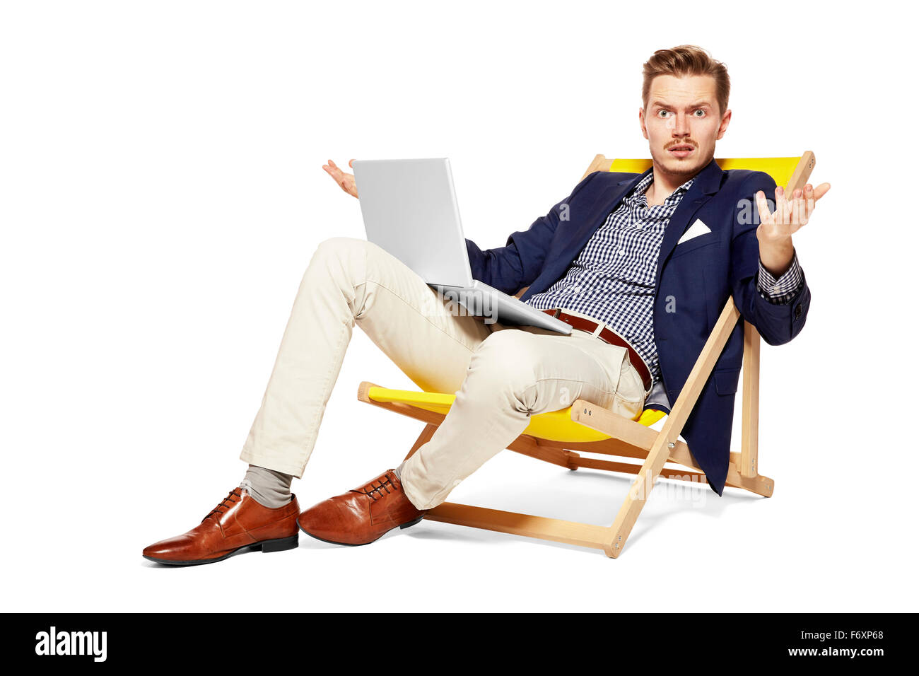 Konzept, af Mann erschossen hat Probleme bei der Arbeit während seines Urlaubs. Kopieren Sie Raum. Isoliert auf weißem Hintergrund. Stockfoto