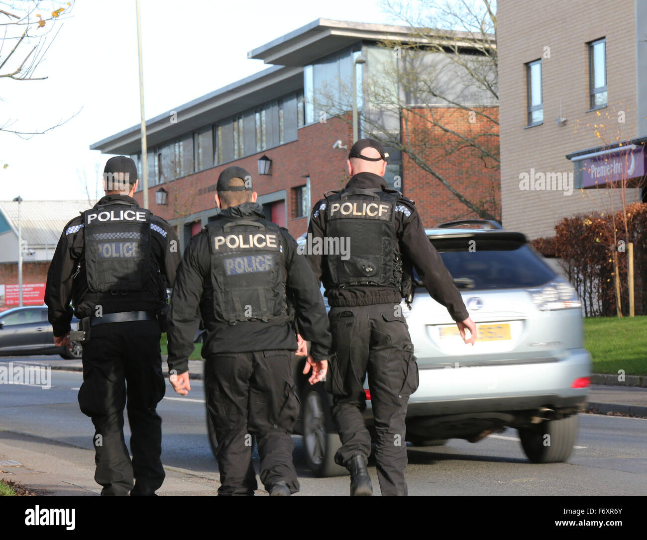 Winchester, Hampshire, UK. 21. November 2015. Winchester, Hampshire Samstag, 21. November 2015 bewaffnete Polizei heute Morgen für Erasmus Park in Winchester bereitgestellt wurden. Ca. 20 Polizisten stürmten einen Schüler-Block und einen Mann weggeführt, Rettungswagen warten. Hampshire Polizei müssen noch eine Erklärung abgeben. Bildnachweis: Uknip/Alamy Live-Nachrichten Stockfoto