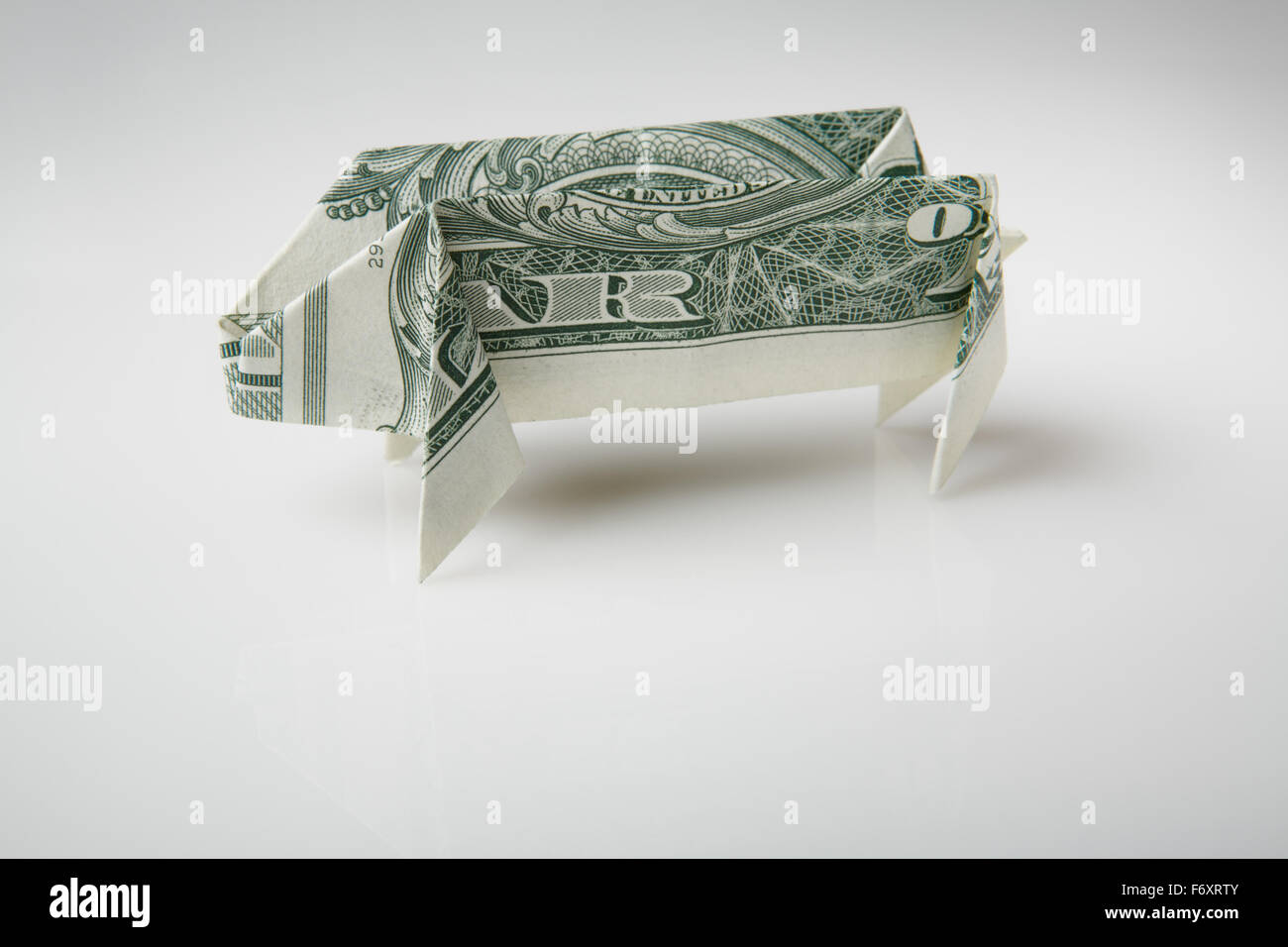 Stillleben Bild eines Schweins Origami zu machen, von einem US-Dollar-note Stockfoto