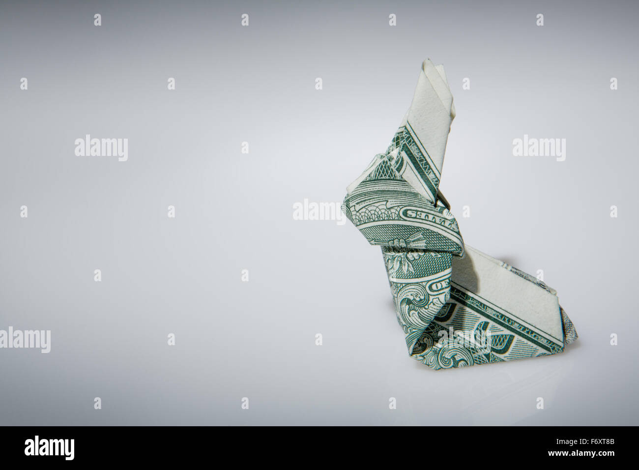 Stillleben-Bild eines Origami Hasen machen von einem US-Dollar-note Stockfoto