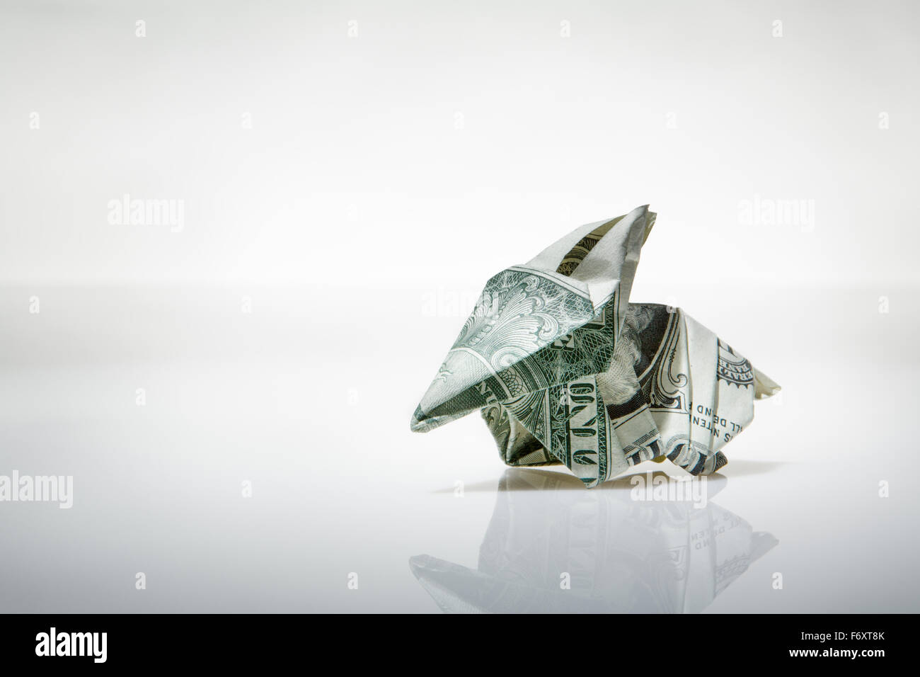 Stillleben-Bild von einem Origami Gürteltier machen von einem US-Dollar-note Stockfoto