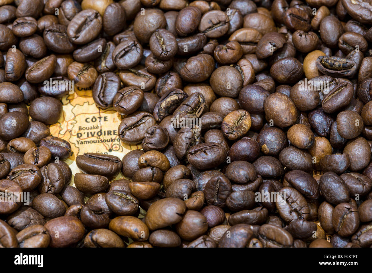 Vintage Karte von Côte d ' Ivoire, bedeckt von einem Hintergrund von gerösteten Kaffeebohnen. Diese Nation ist einer der Hauptproduzenten und exporte Stockfoto