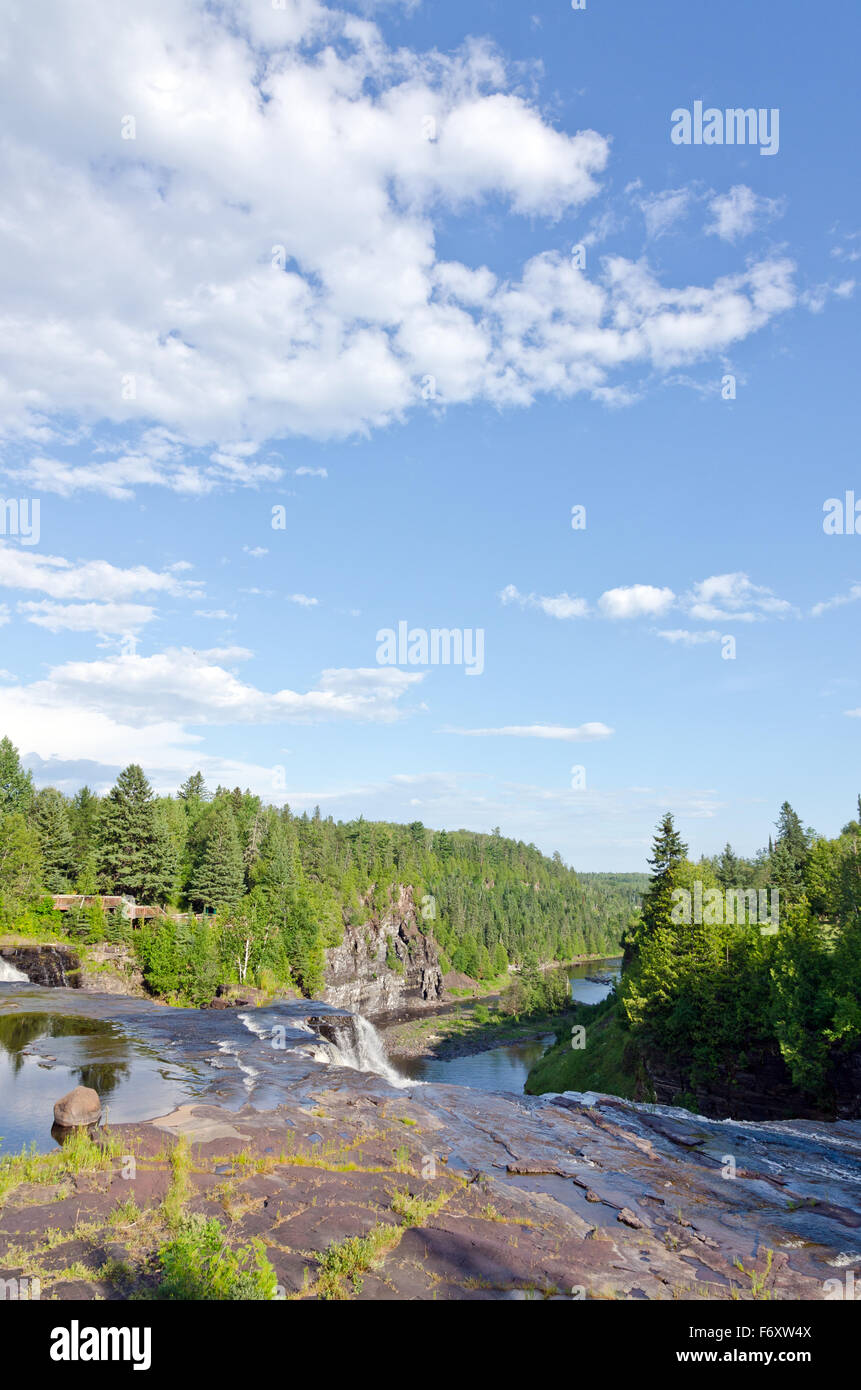 Herabstürzende Wasser über die Felsen in Kakabeka Falls Stockfoto