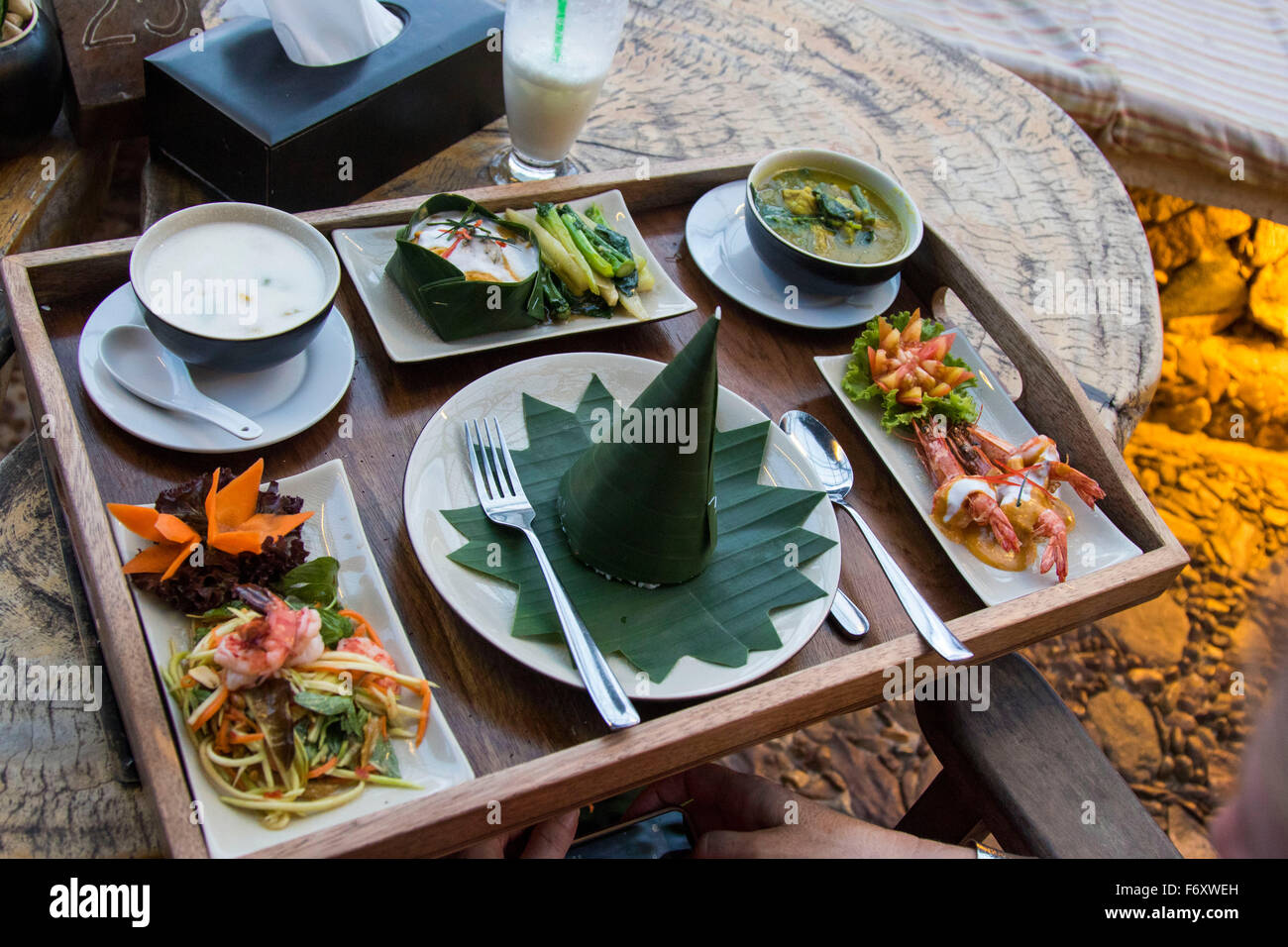 Kegel von Reis auf Banana Leaf Restaurantessen serviert Stockfoto