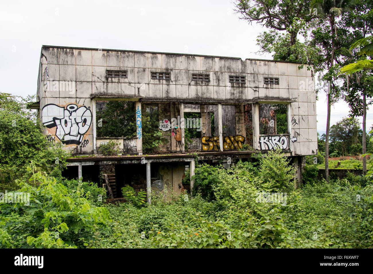 heruntergekommenen kolonialen Häuser Häuser französische Kolonie Kep Stockfoto